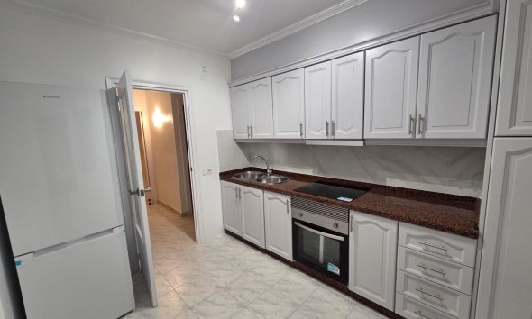Apartament - Revânzare - Torrevieja - Estacion De Autobuses