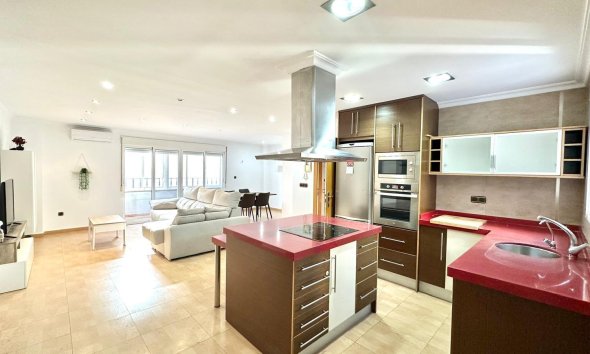 Apartamento - Segunda mano - Torrevieja -
                Centro