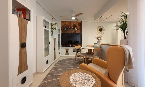 Apartamento - Segunda mano - Torrevieja -
                Centro