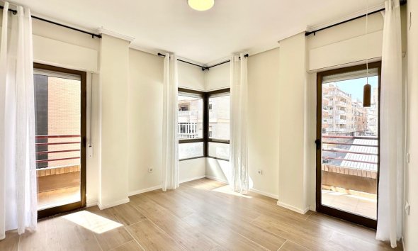 Apartment - Resale - Torrevieja -
                Centro