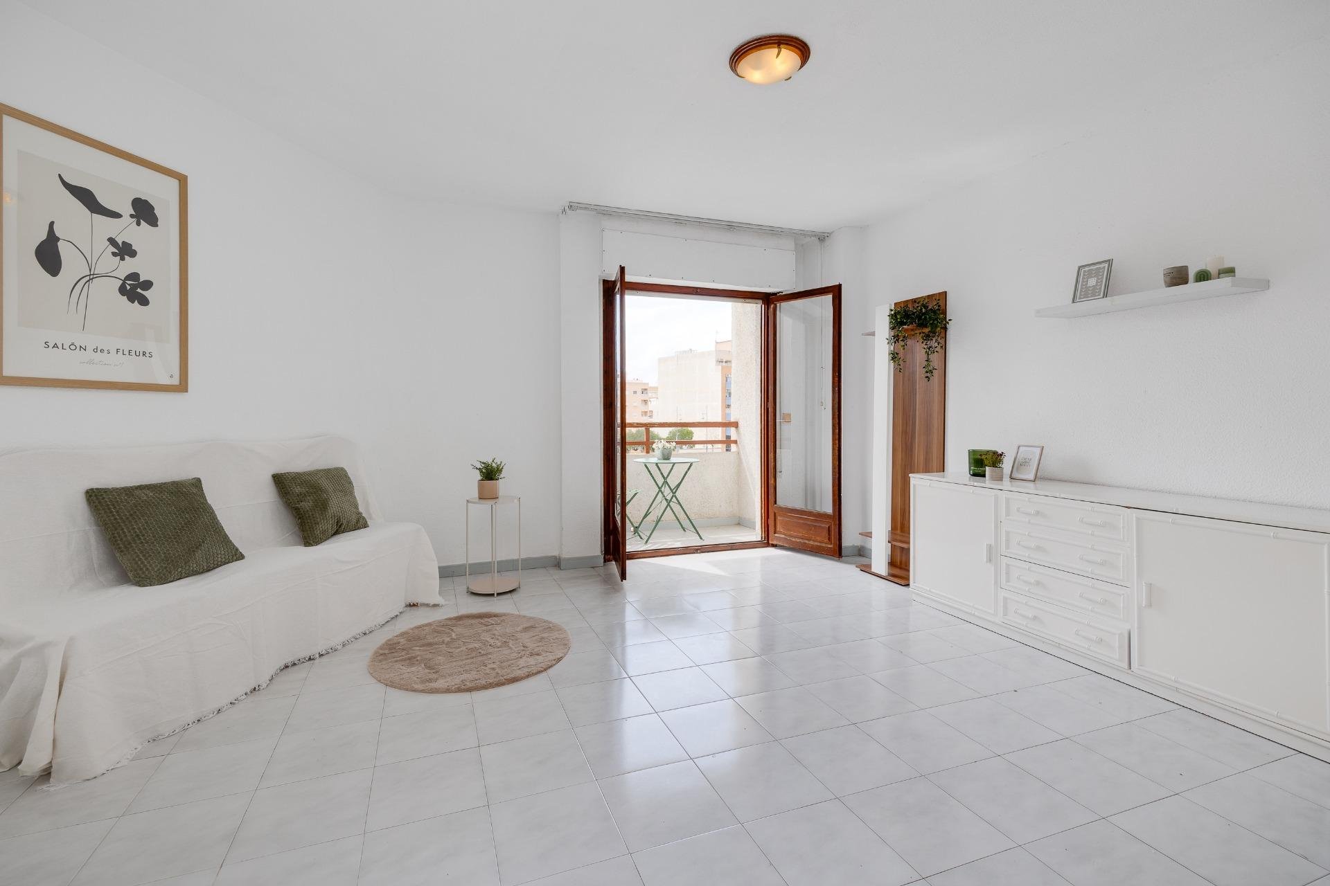 Használt Ingatlanok - Apartman -
Torrevieja - Estacion De Autobuses