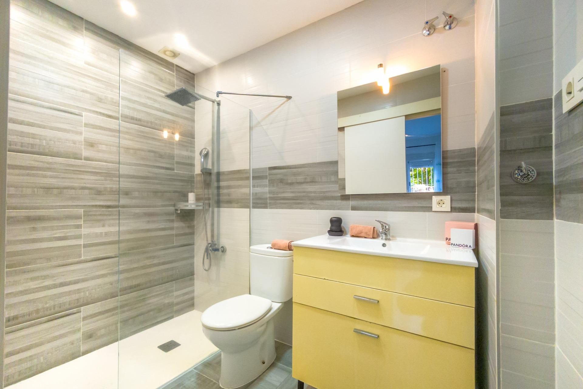 Használt Ingatlanok - Apartman -
Torrevieja - Estacion De Autobuses