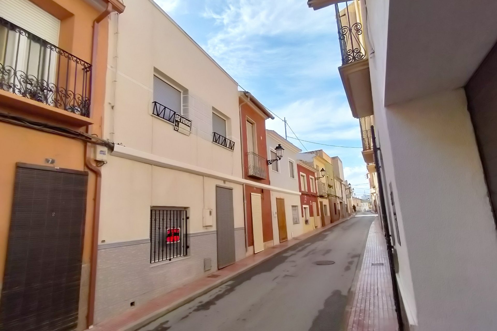 Használt Ingatlanok - Sorház -
Sax - Inland