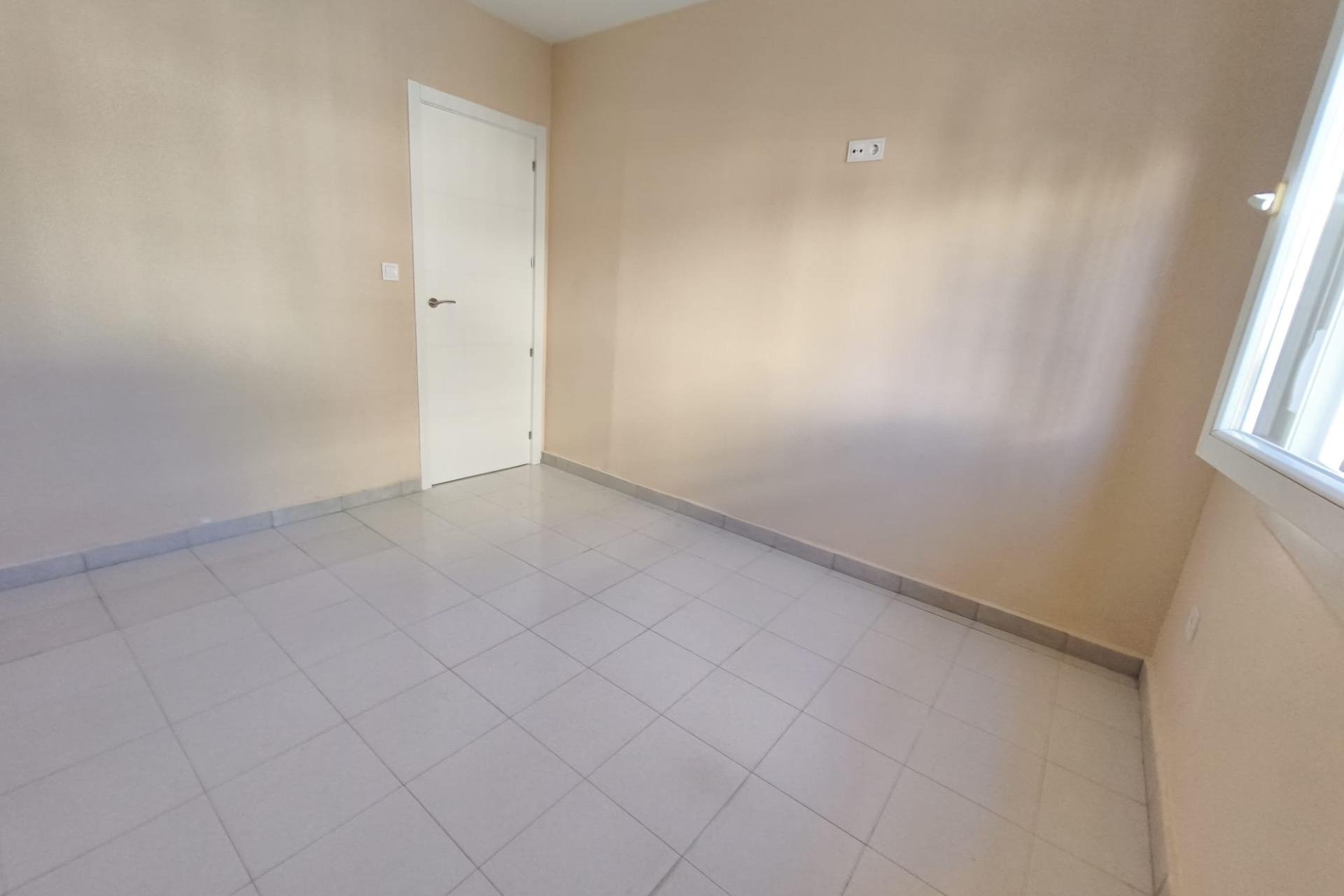 Használt Ingatlanok - Sorház -
Torrevieja - Los Balcones