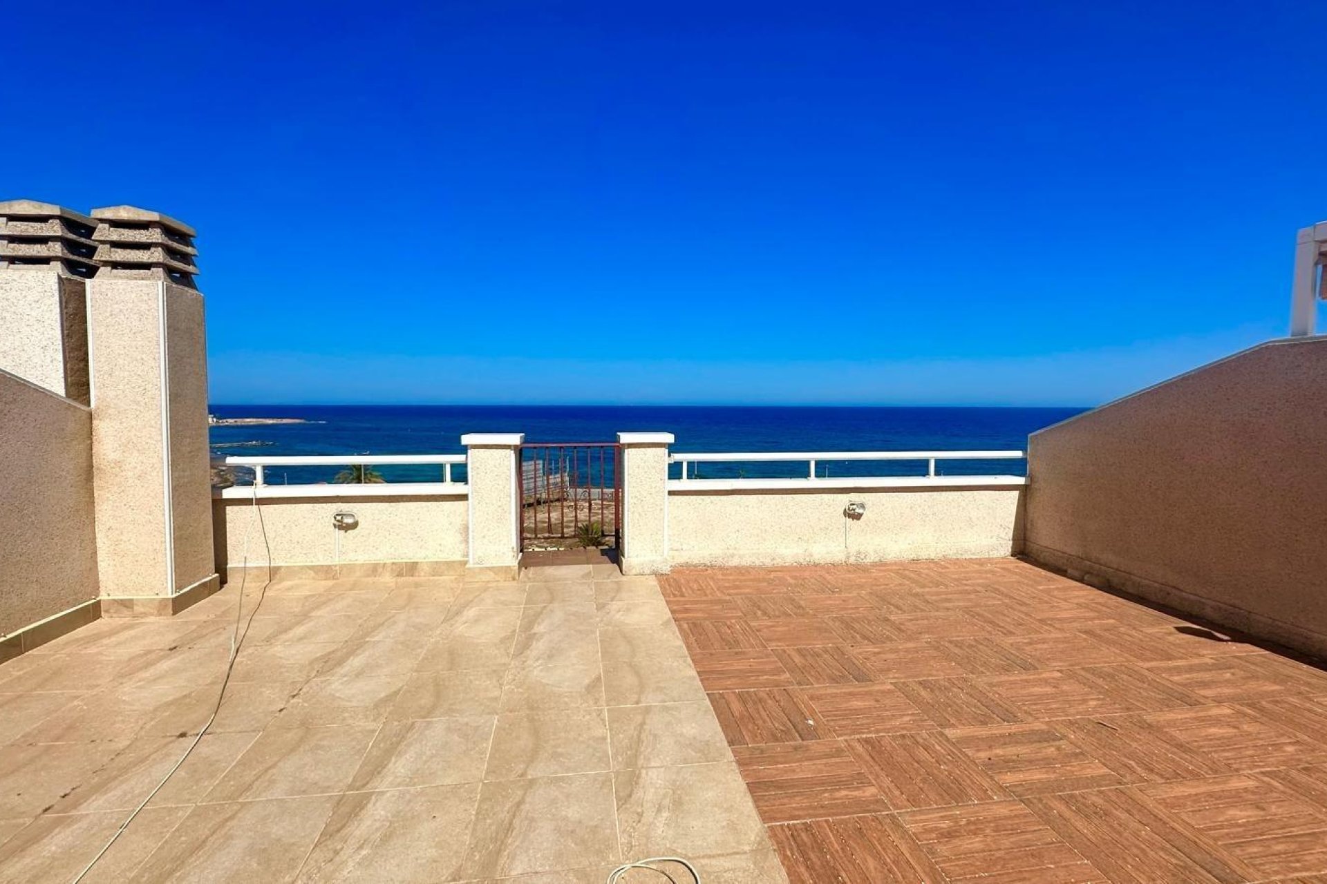 Használt Ingatlanok - Tetőtéri lakás -
Torrevieja - Playa del Cura