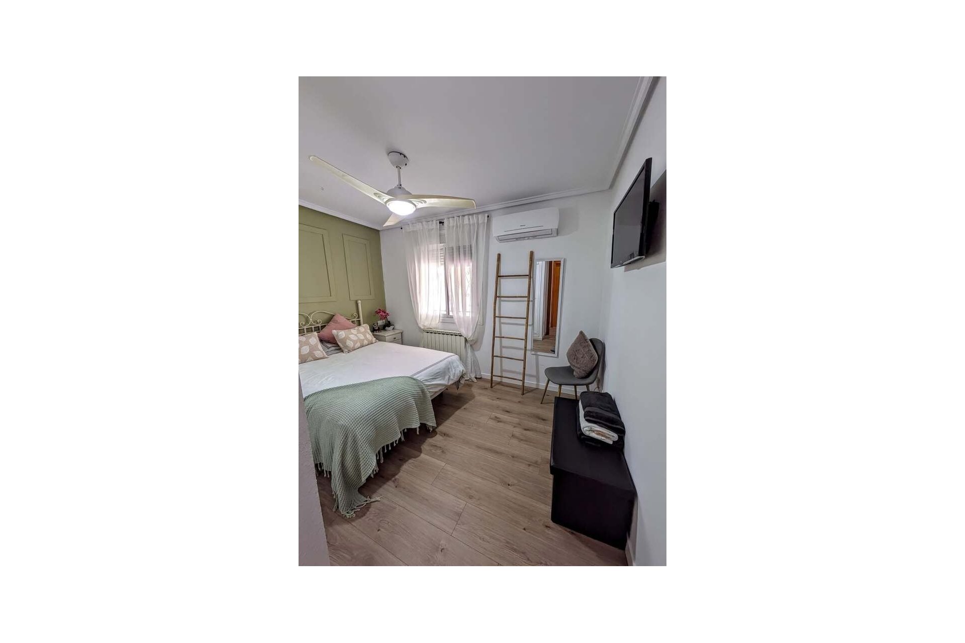 Használt Ingatlanok - Villa / Ikerház -
Camposol
