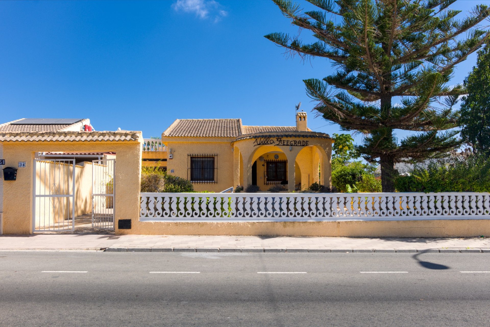 Használt Ingatlanok - Villa -
La Siesta - Costa Blanca
