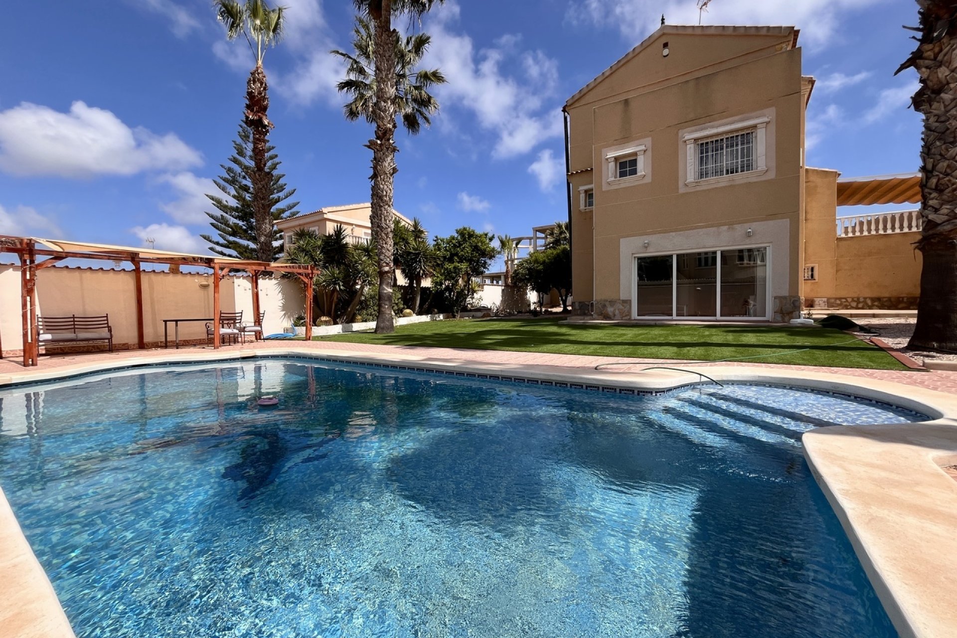 Használt Ingatlanok - Villa -
La Zenia - Costa Blanca