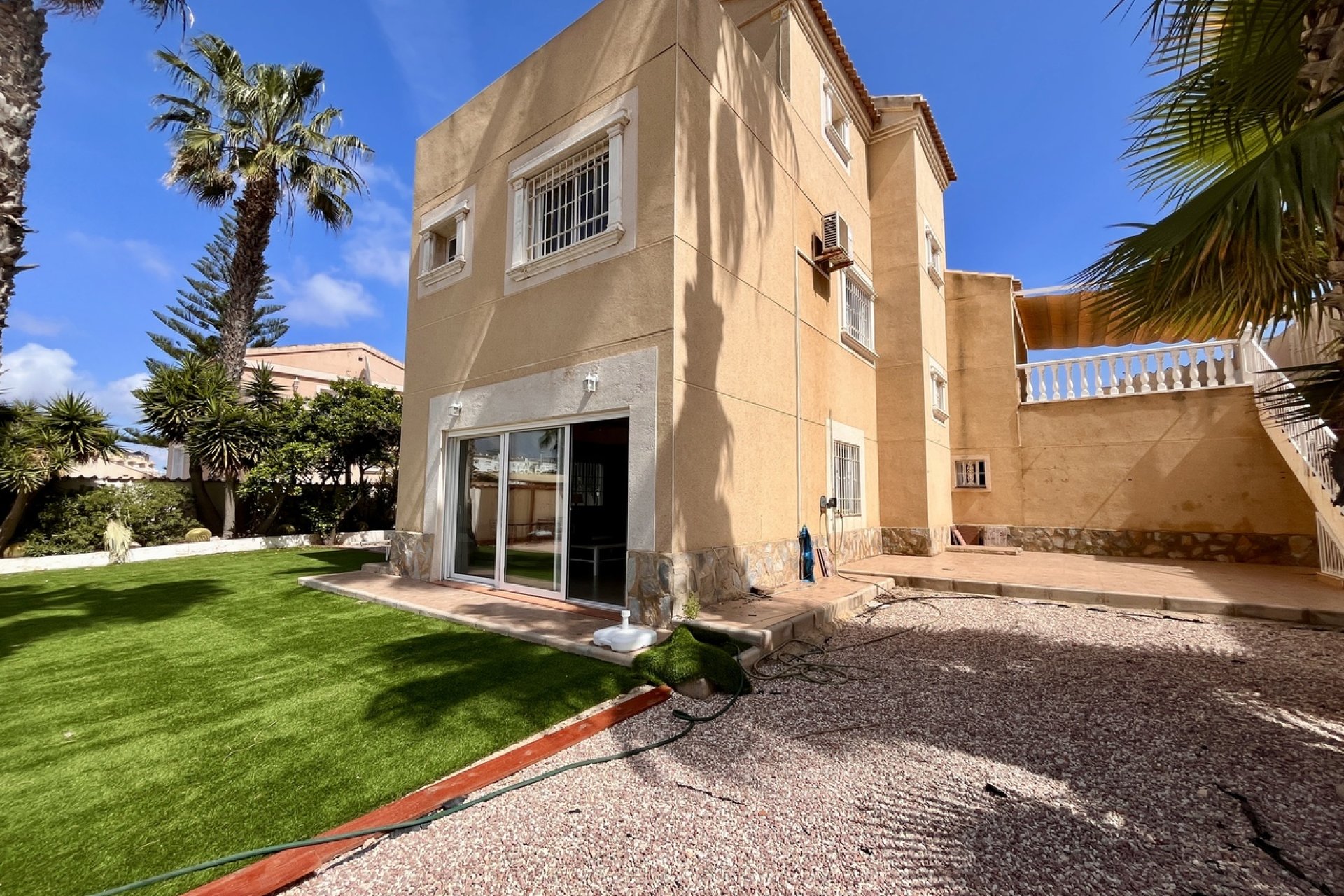 Használt Ingatlanok - Villa -
La Zenia - Costa Blanca