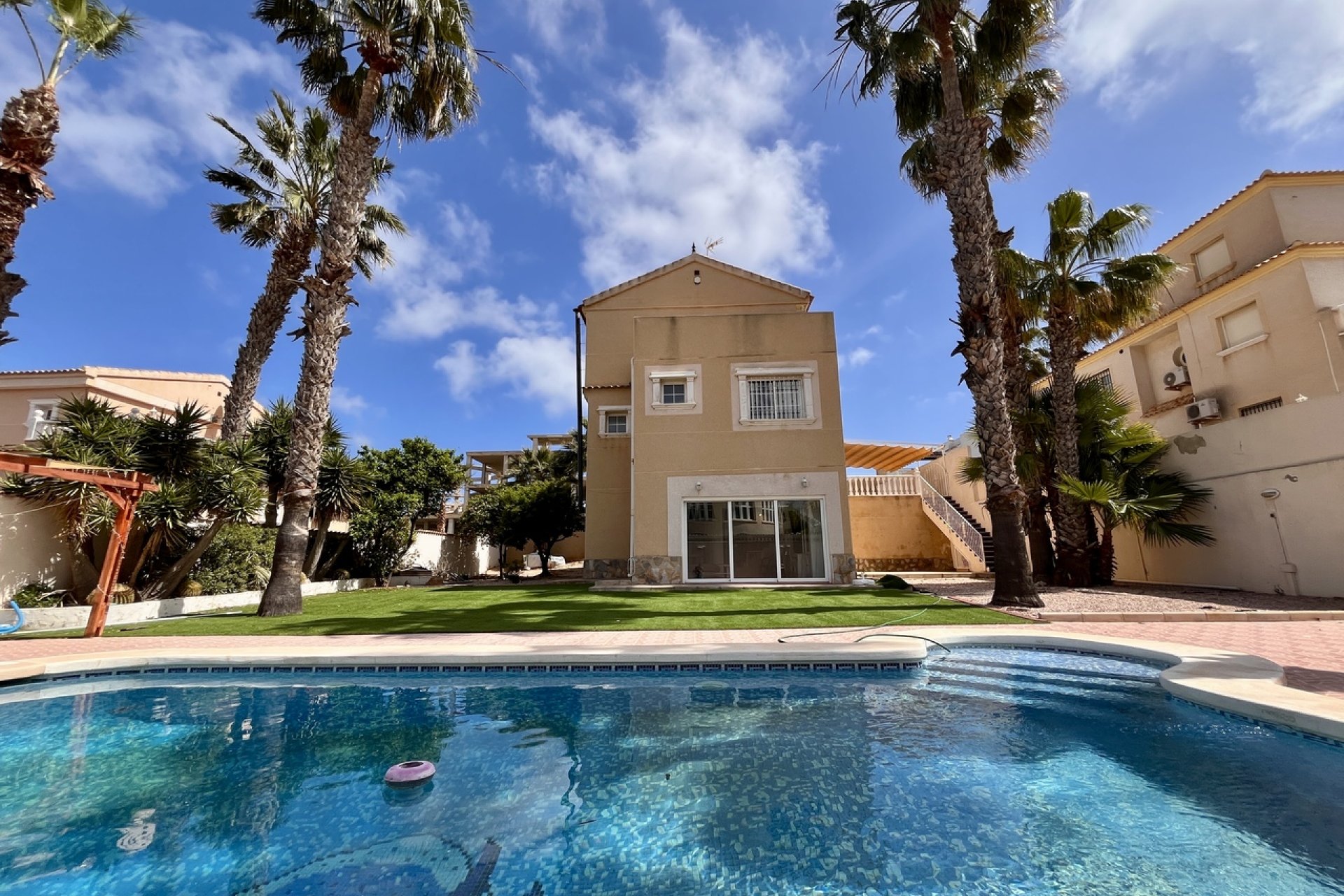 Használt Ingatlanok - Villa -
La Zenia - Costa Blanca