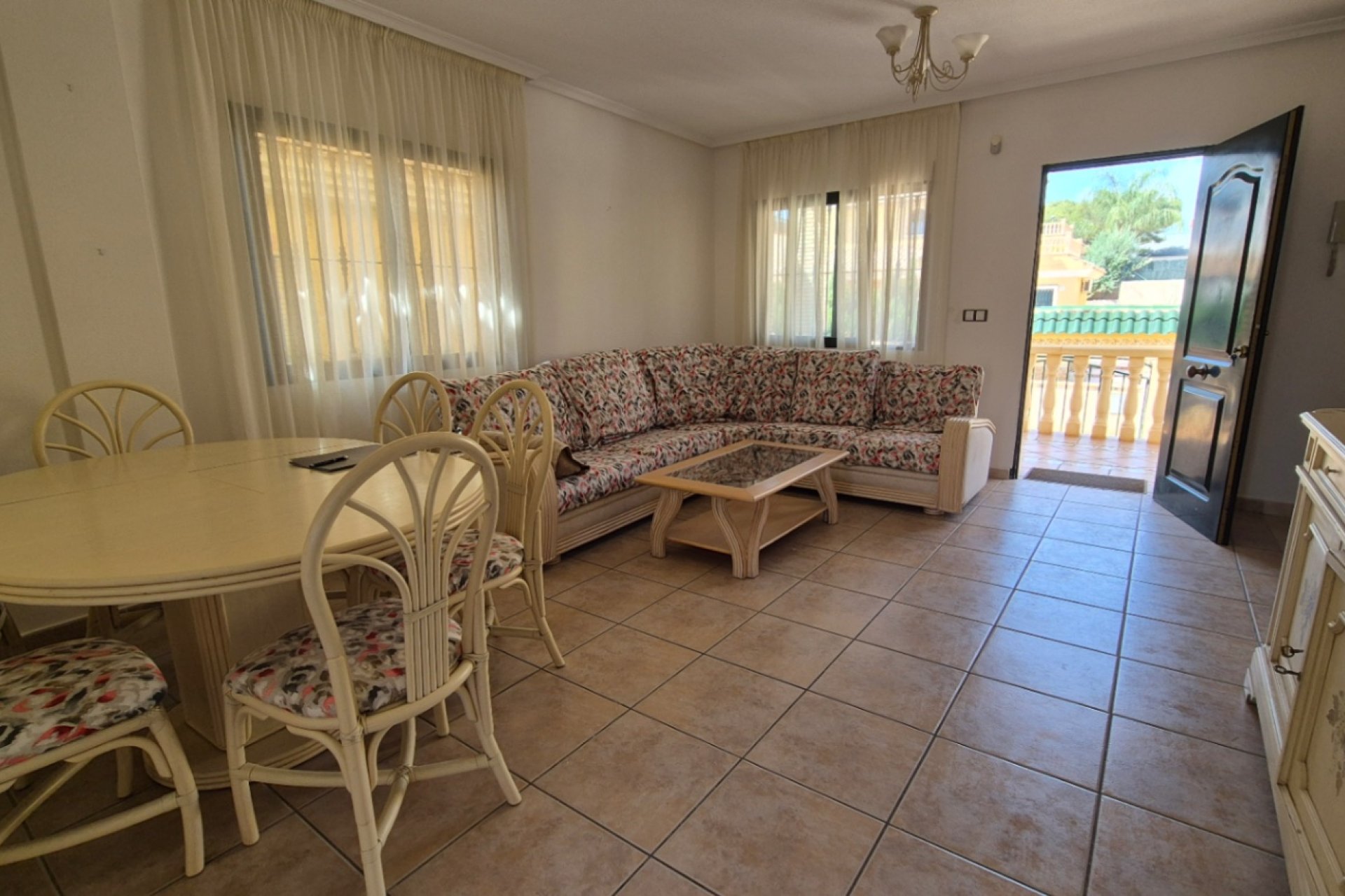 Használt Ingatlanok - Villa -
Orihuela - Inland