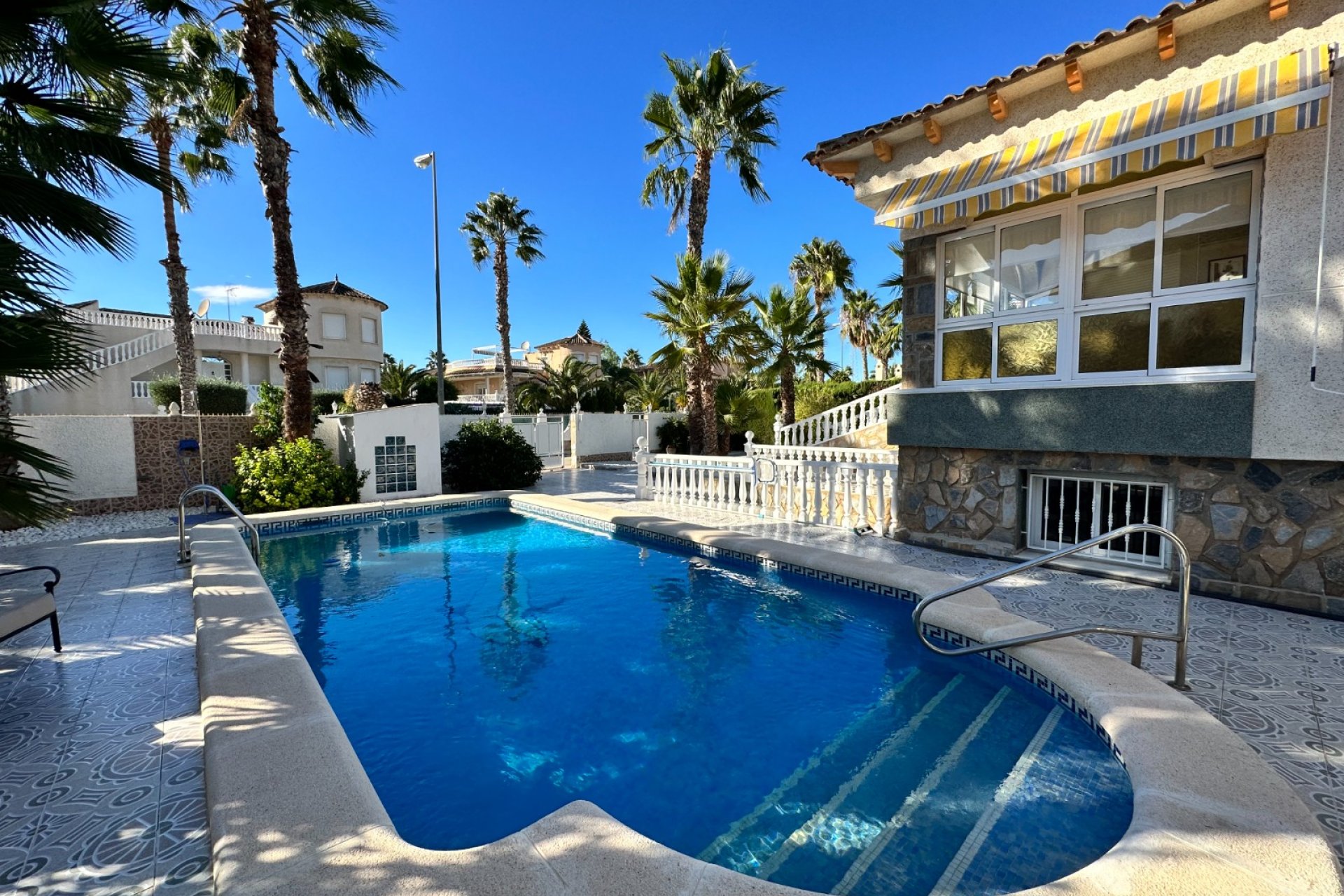 Használt Ingatlanok - Villa -
Orihuela - Inland