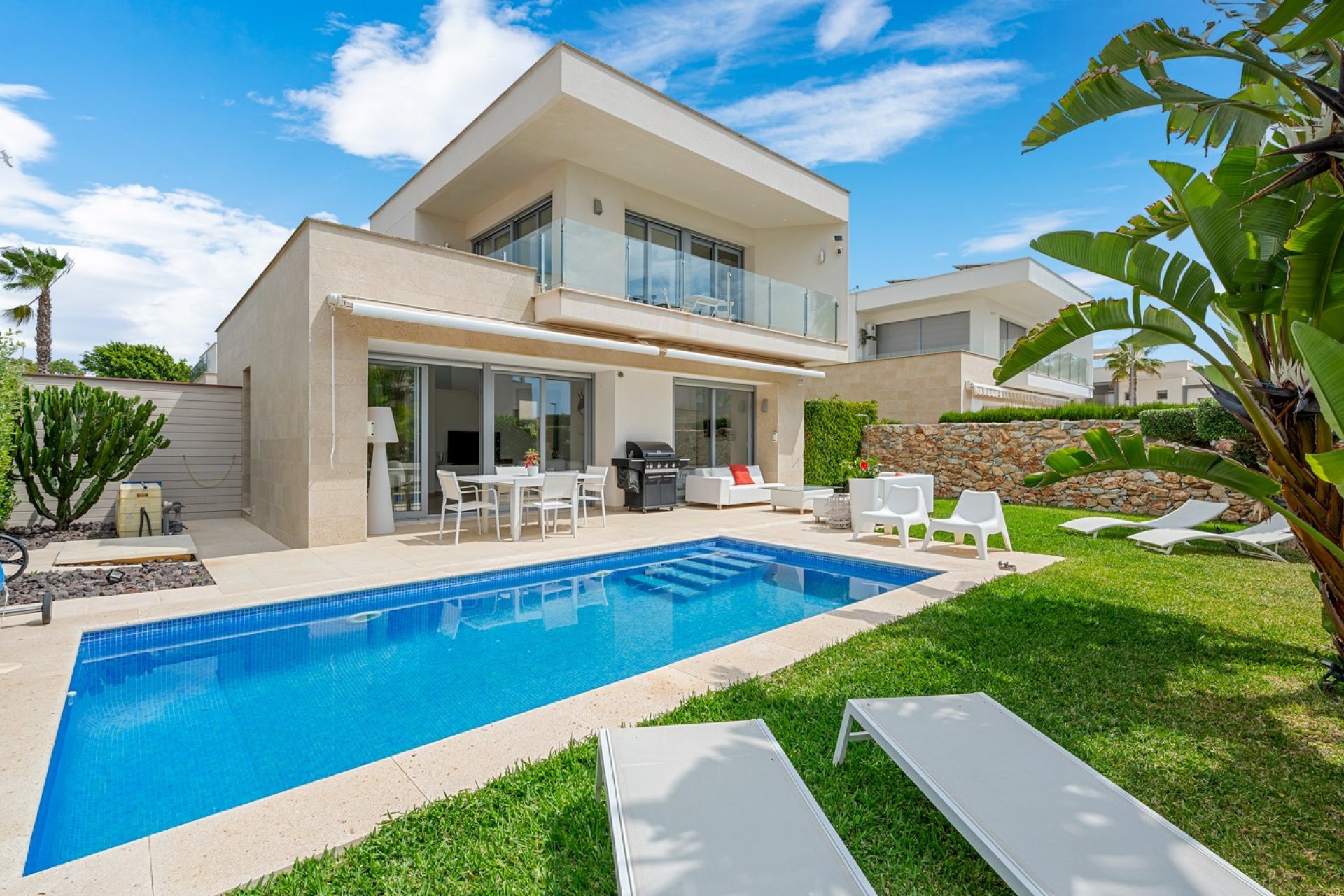 Használt Ingatlanok - Villa -
Orihuela - Inland