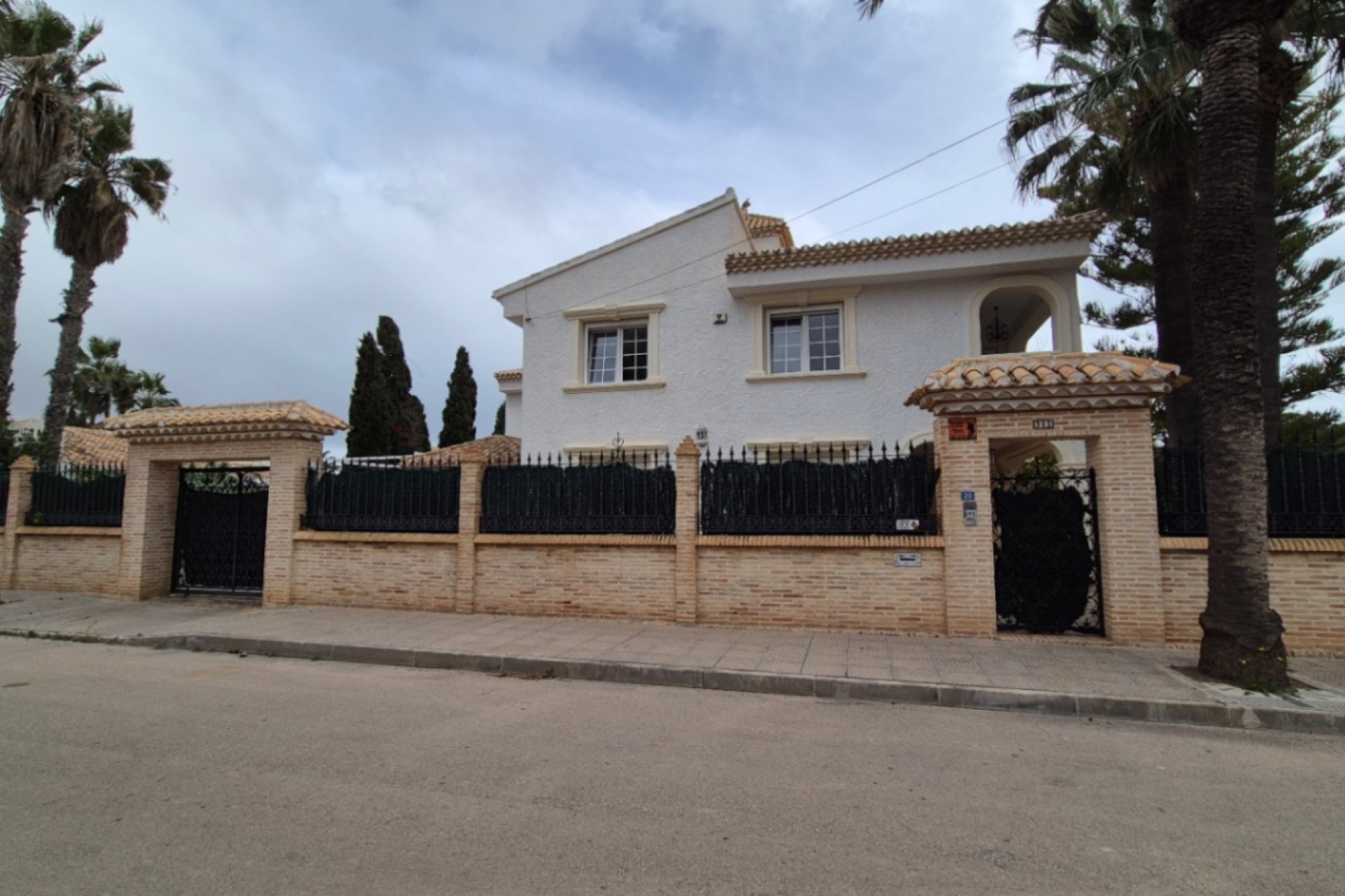 Használt Ingatlanok - Villa -
Orihuela - Inland