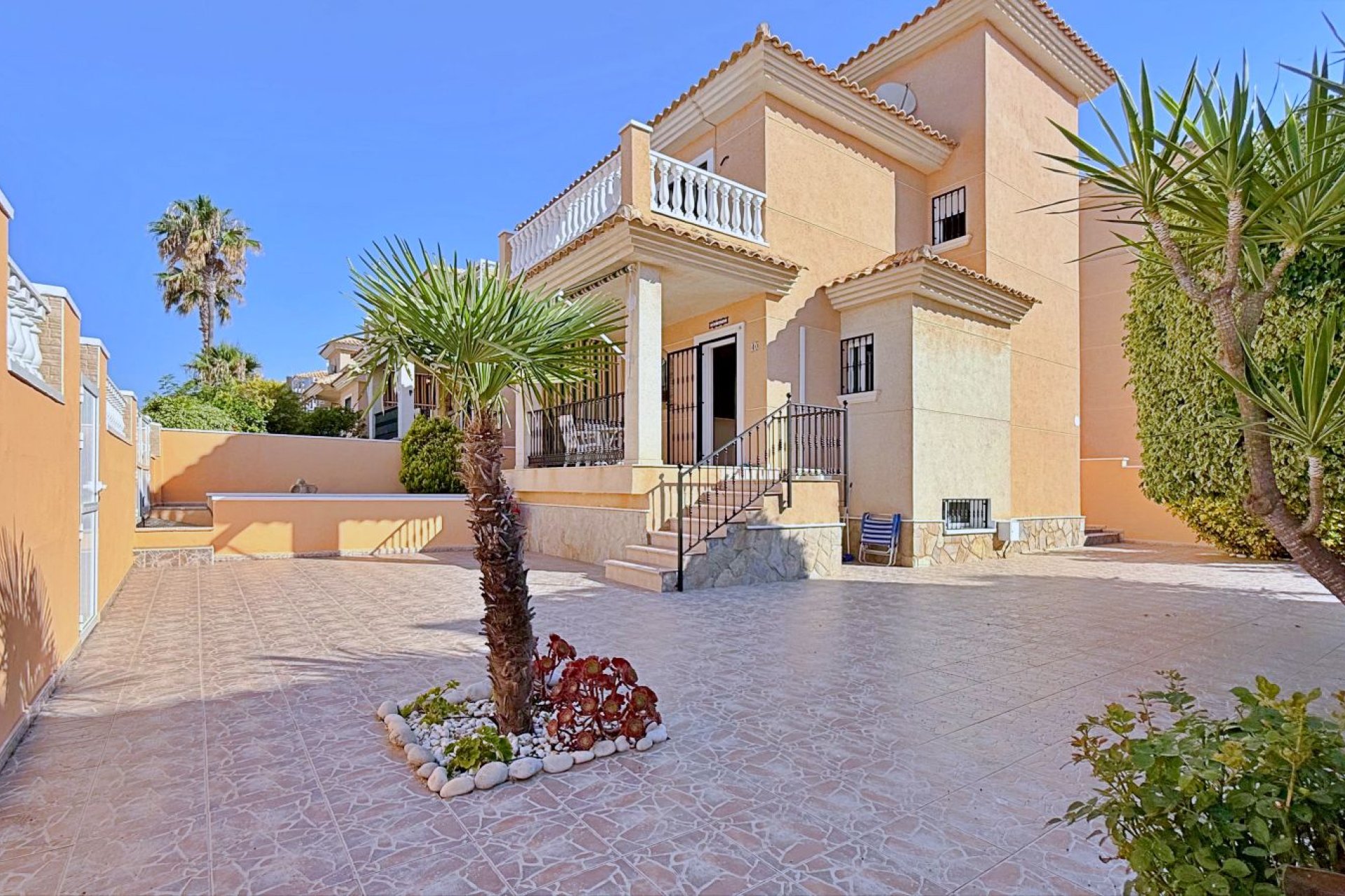 Használt Ingatlanok - Villa -
Orihuela - Inland