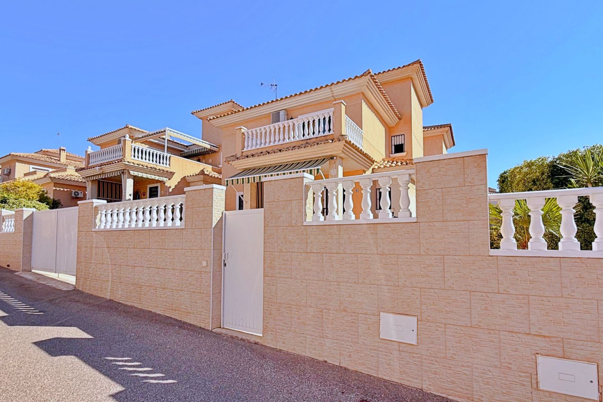 Használt Ingatlanok - Villa -
Orihuela - Inland