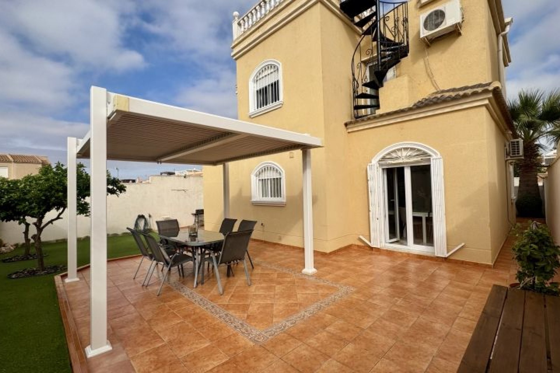 Használt Ingatlanok - Villa -
Torrevieja - Costa Blanca