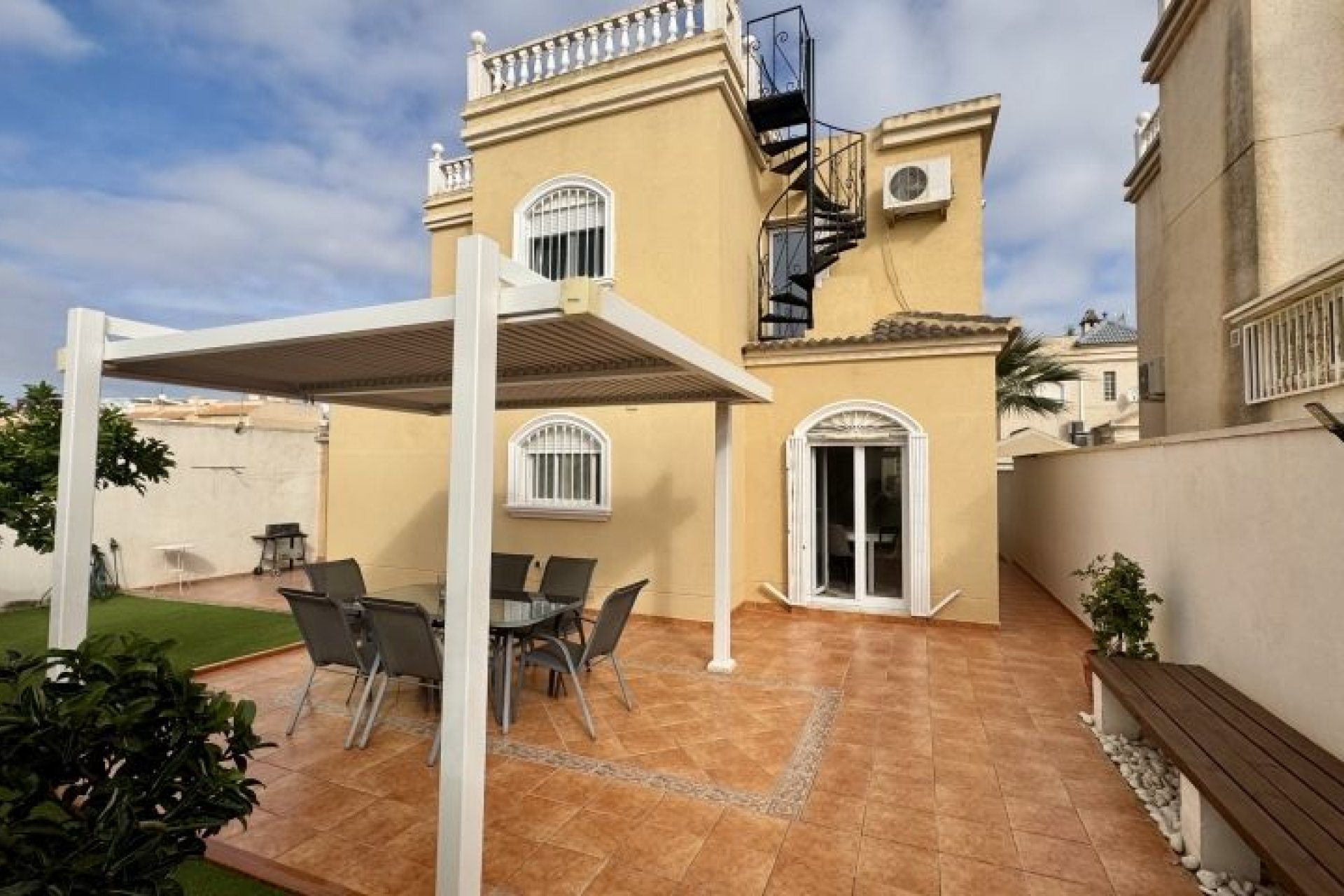 Használt Ingatlanok - Villa -
Torrevieja - Costa Blanca