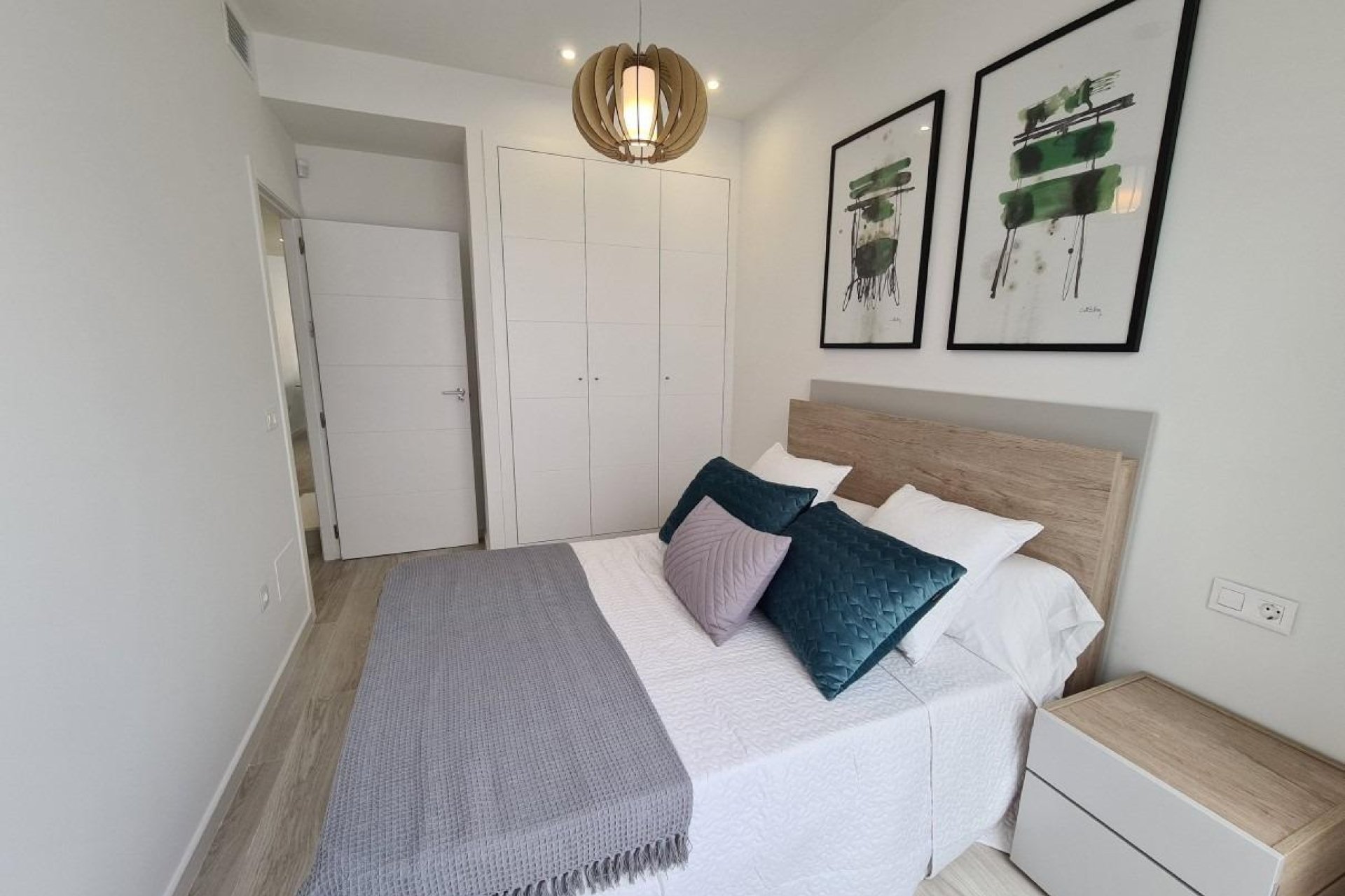 Neue Gebäude - Town House -
Avileses