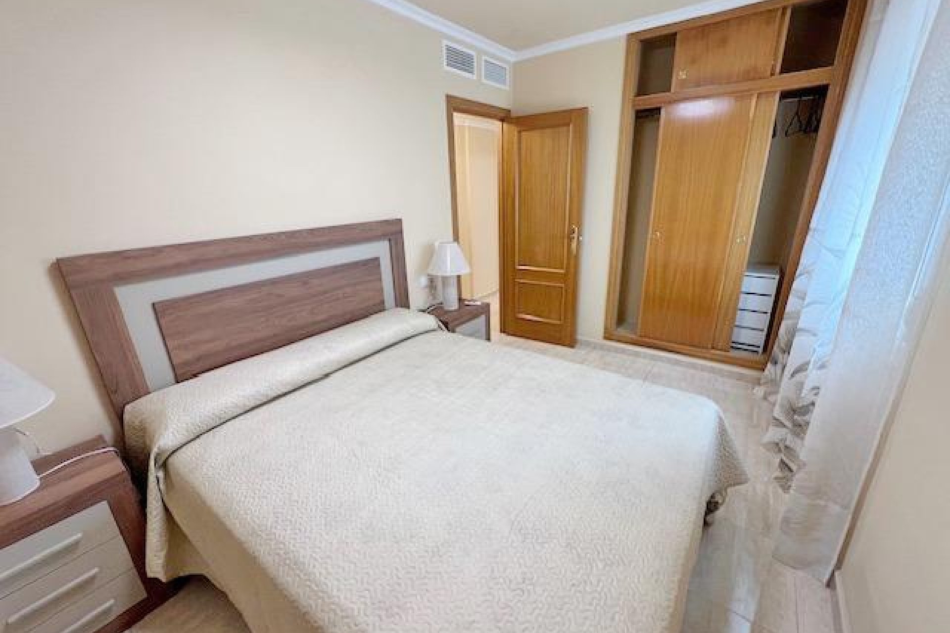 Resale - Apartment -
Guardamar del Segura - Puerto Deportivo