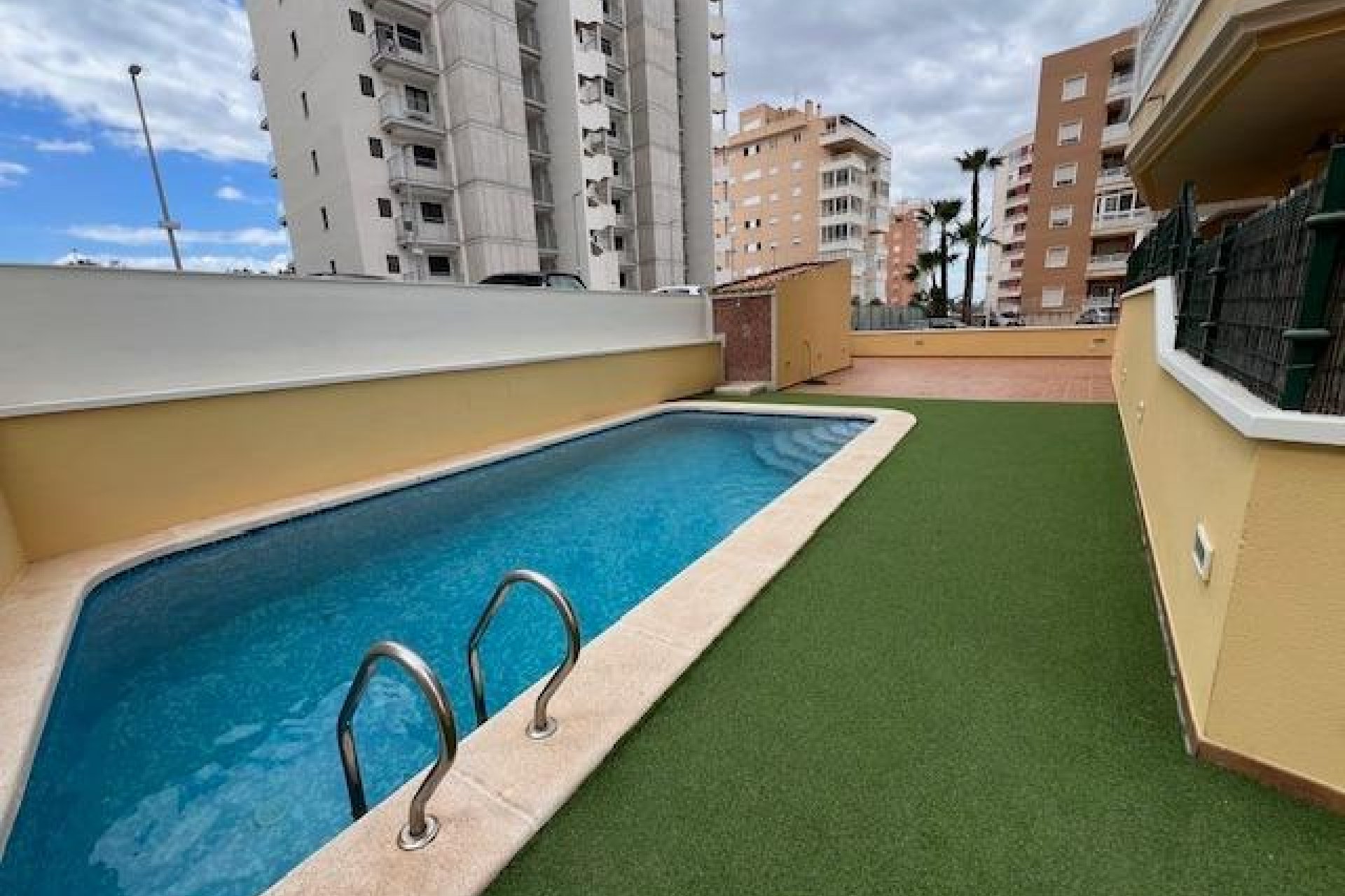 Resale - Apartment -
Guardamar del Segura - Puerto Deportivo