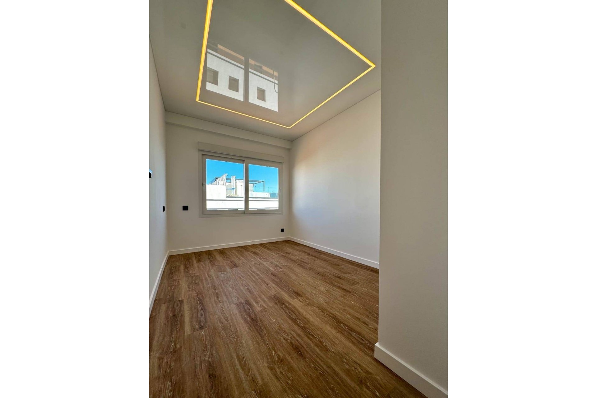 Resale - Apartment -
Lo Pagan - 1Âª Linea De Playa