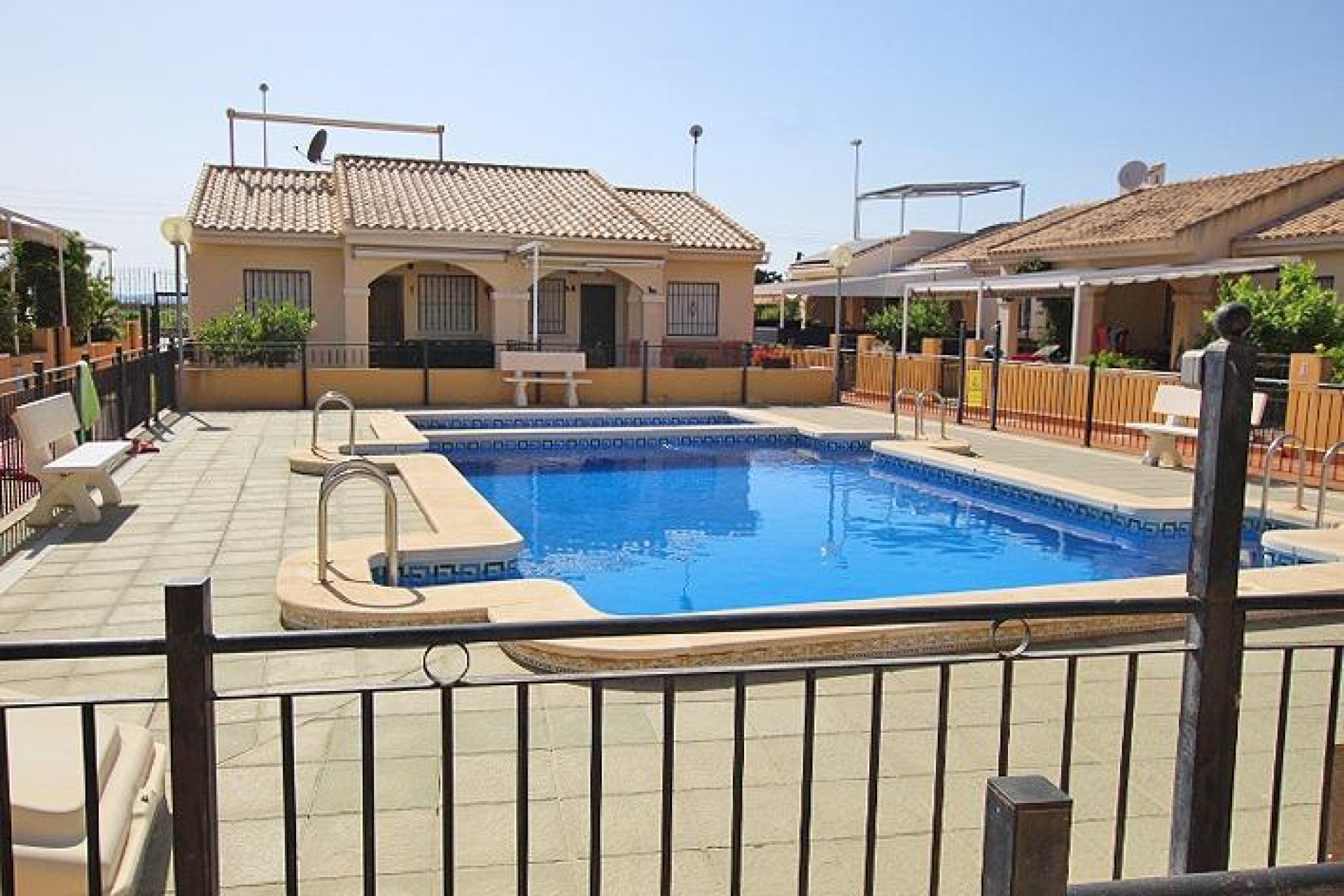 Resale - Bungalow -
Guardamar del Segura - 03140