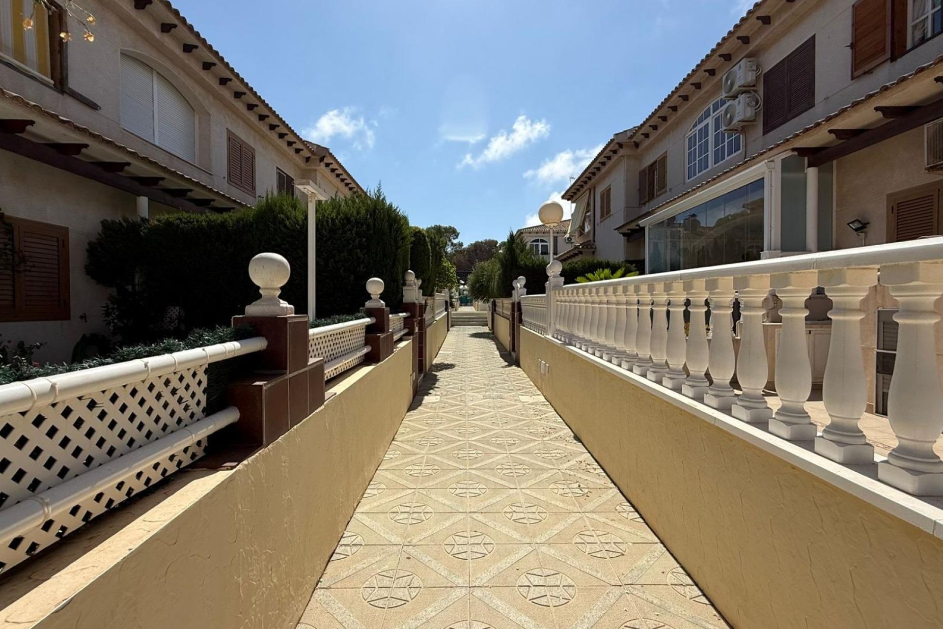 Resale - Bungalow -
Torrevieja - Punta Prima