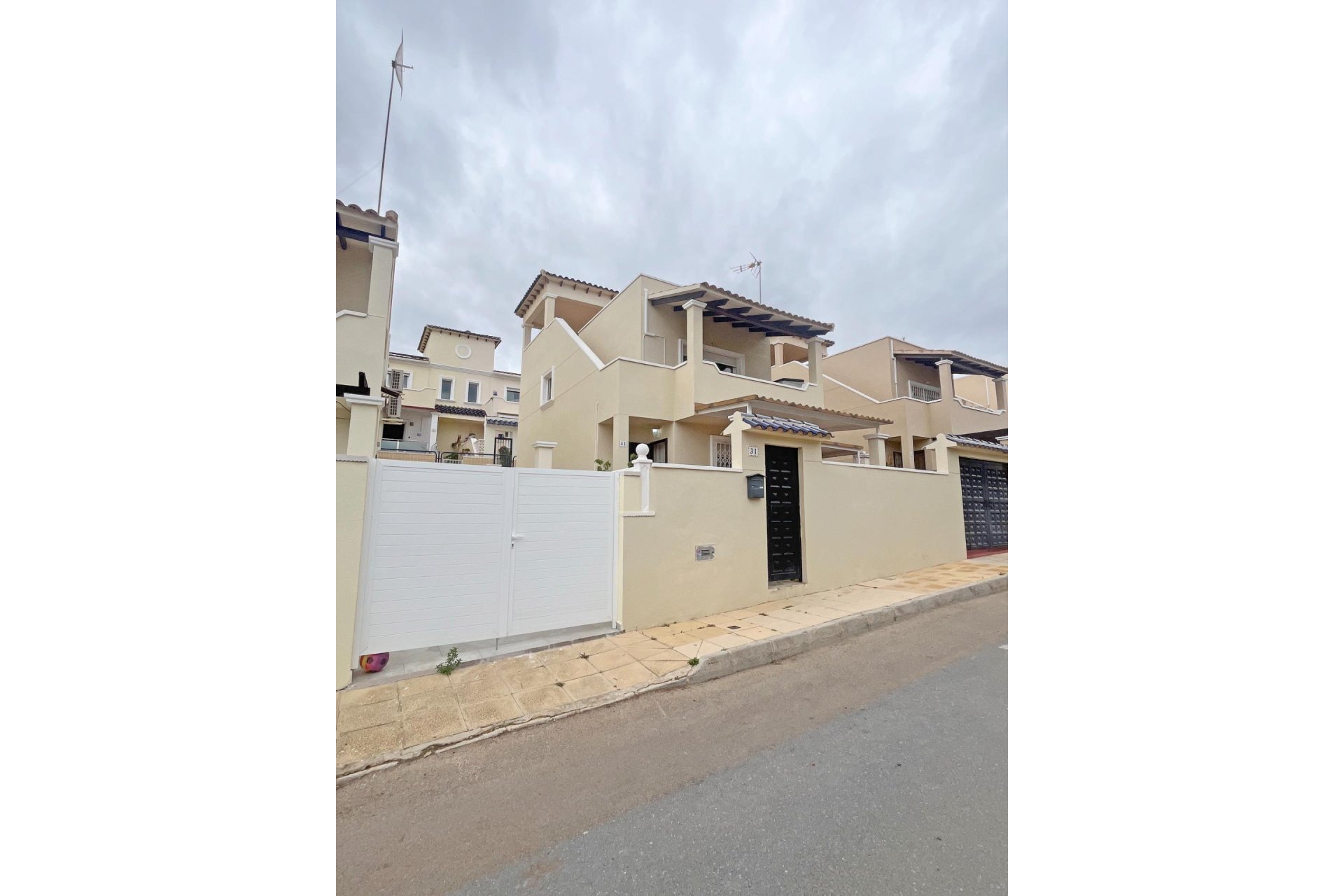 Resale - Duplex -
San Miguel de Salinas - Las Filipinas