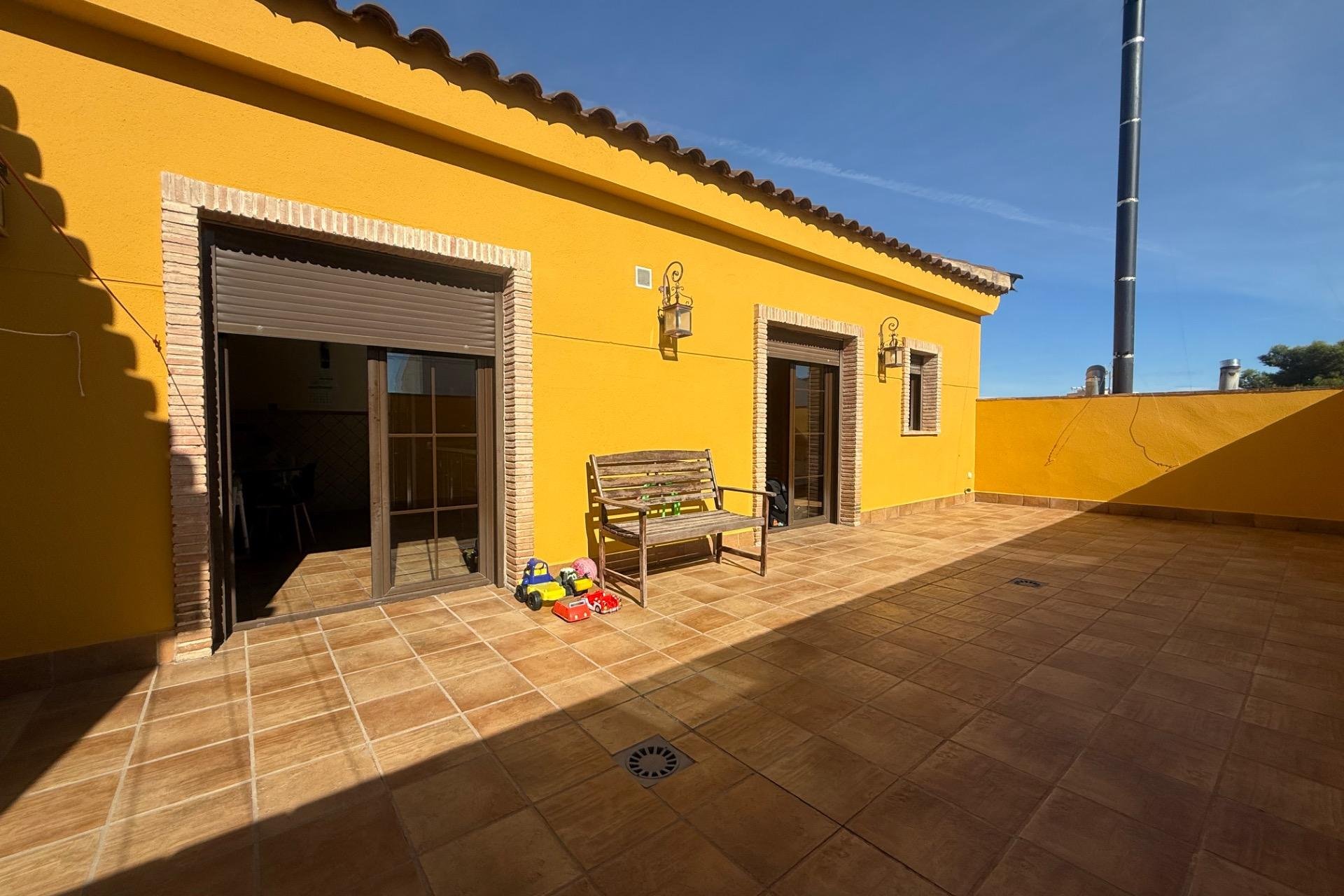 Resale - Town House -
Avileses