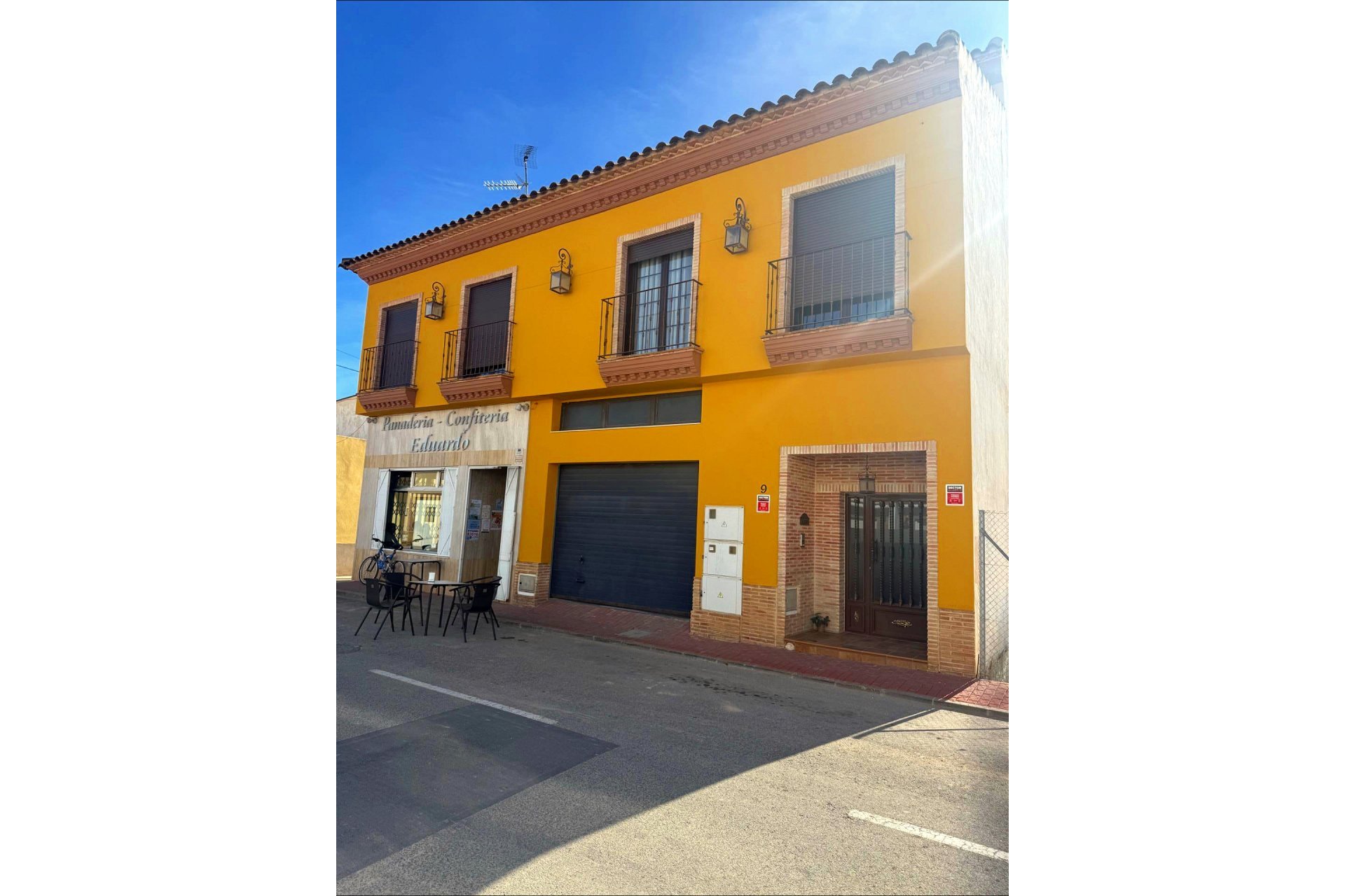 Resale - Townhouse -
Avileses