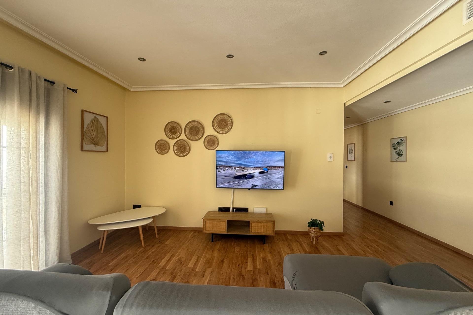 Resale - Townhouse -
Avileses