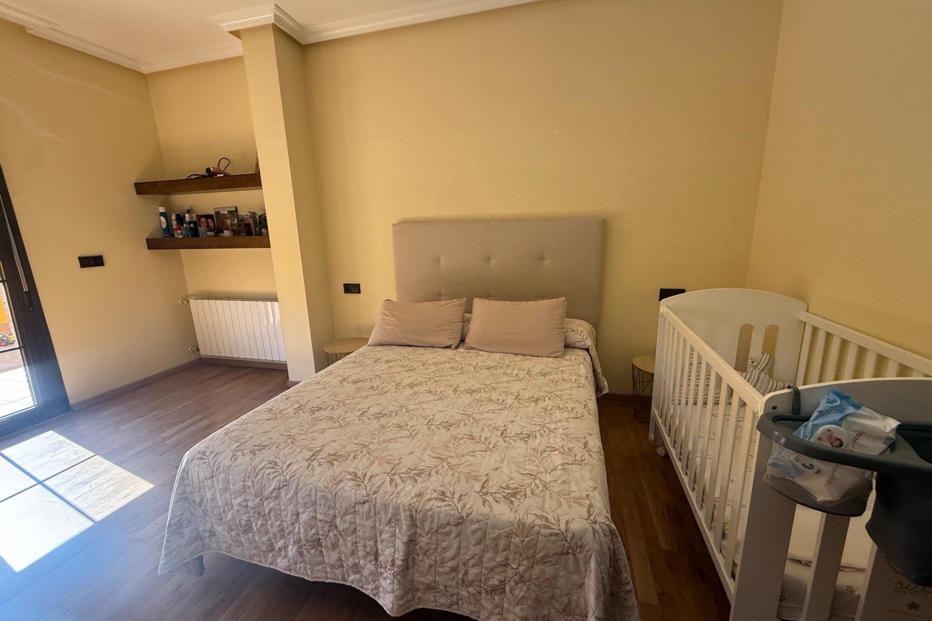 Resale - Townhouse -
Avileses