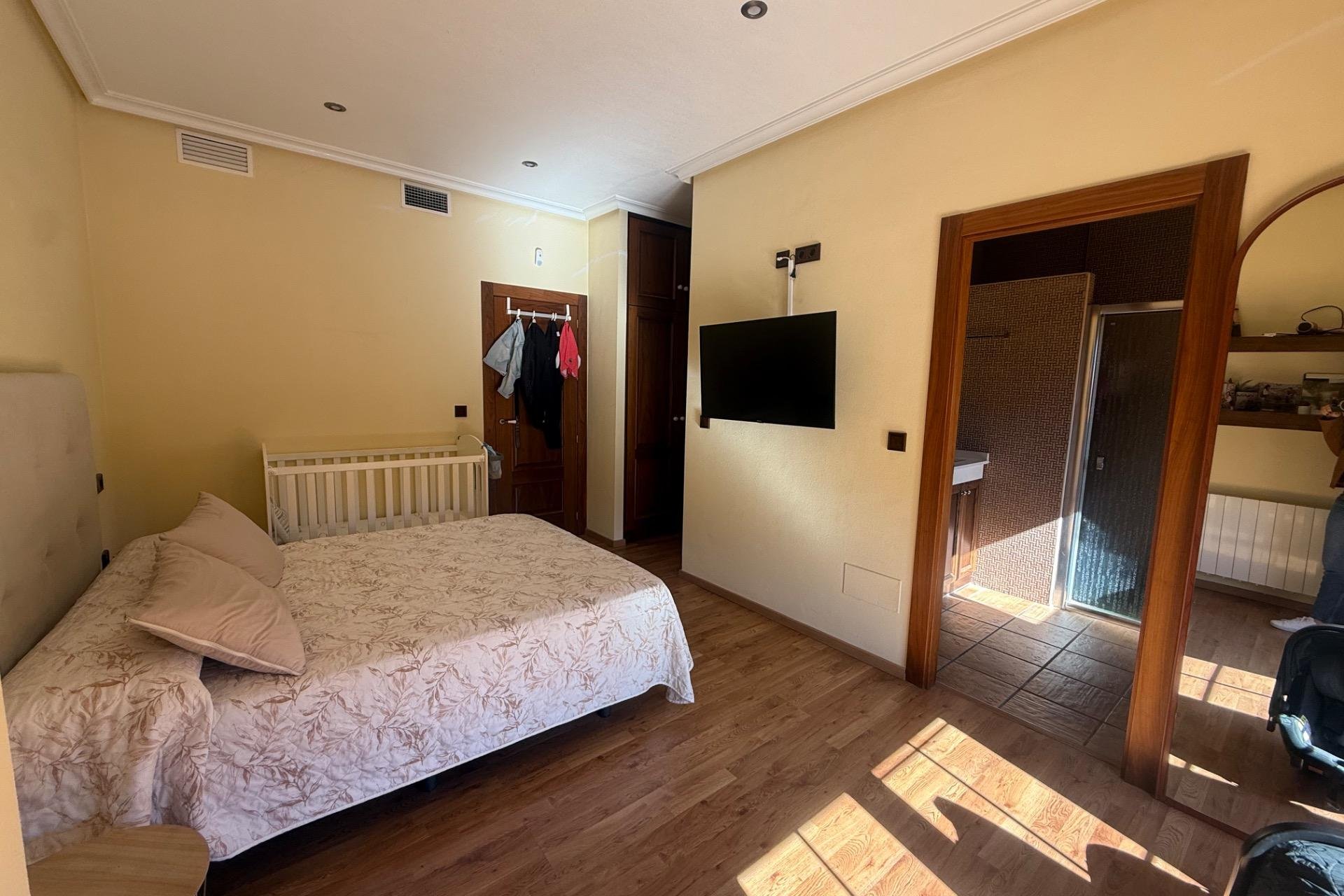 Resale - Townhouse -
Avileses