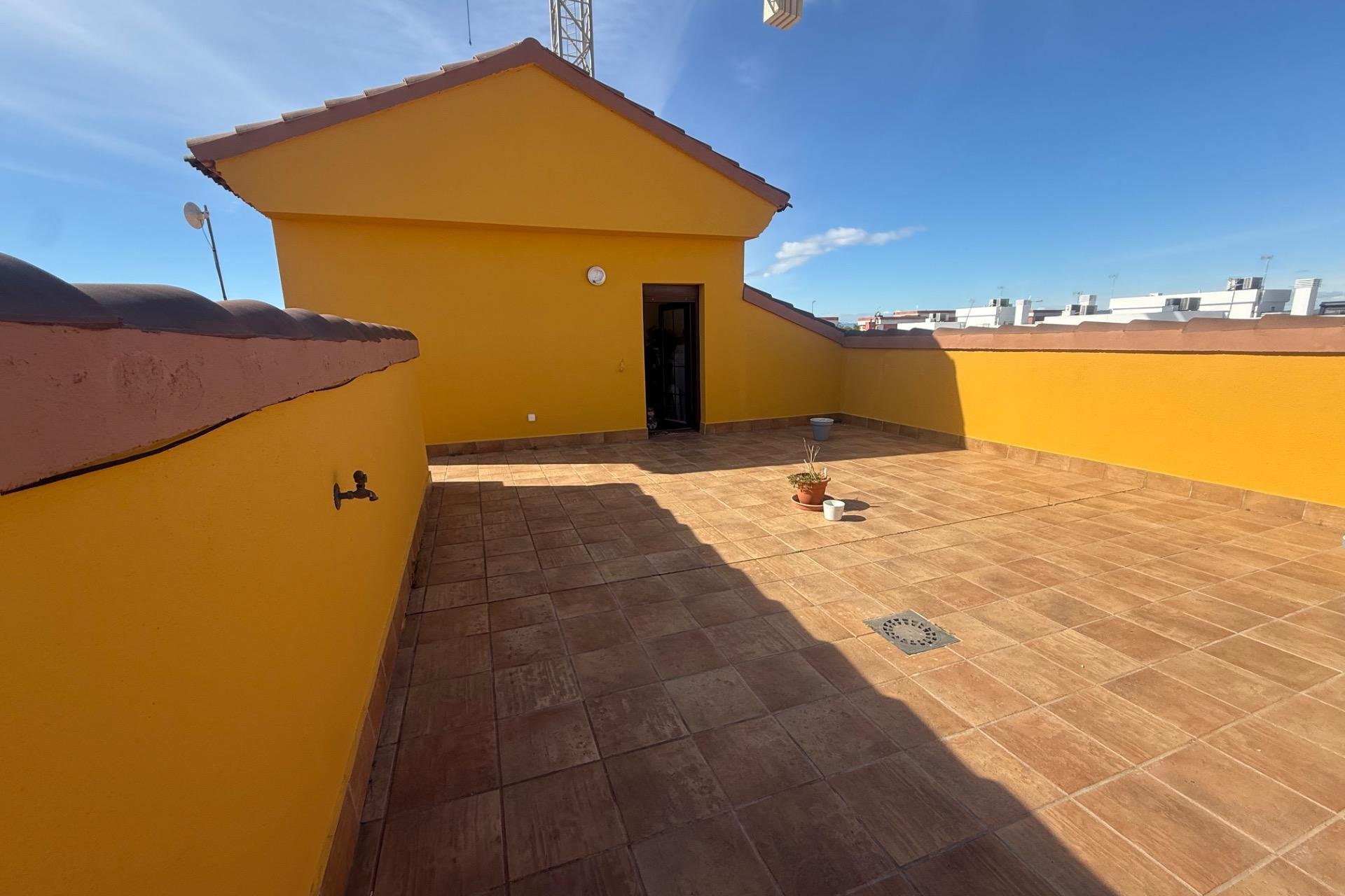 Resale - Townhouse -
Avileses