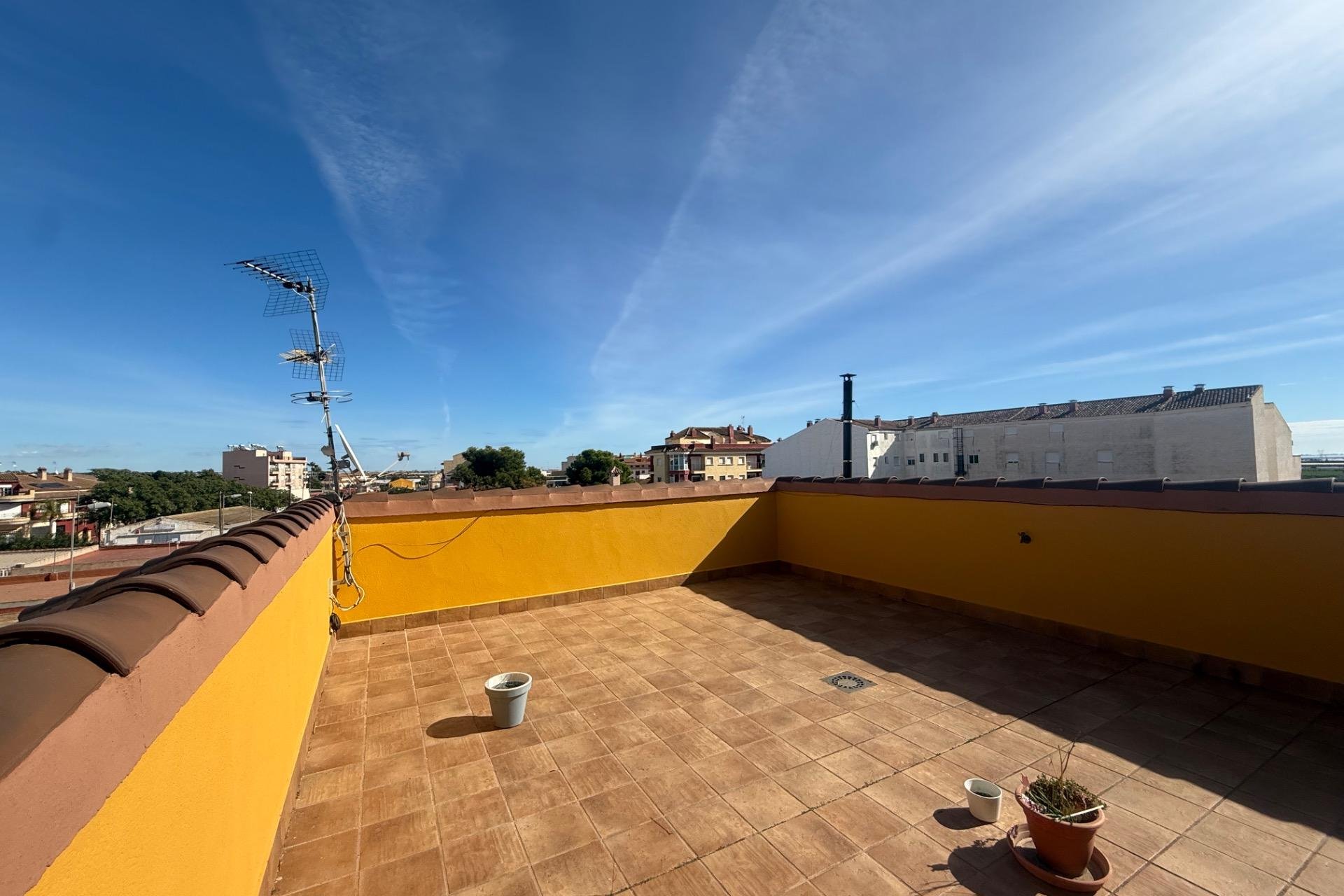 Resale - Townhouse -
Avileses