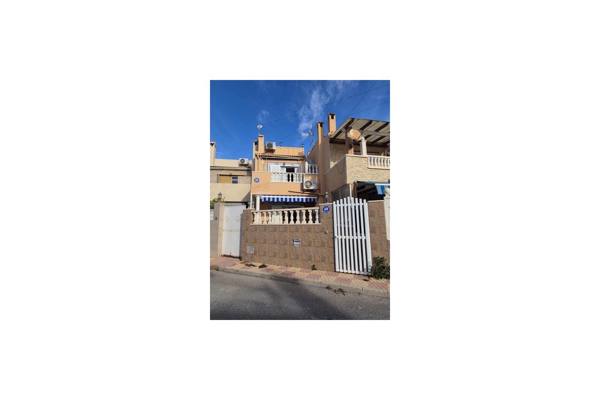 Resale - Townhouse -
La Rosaleda - Inland