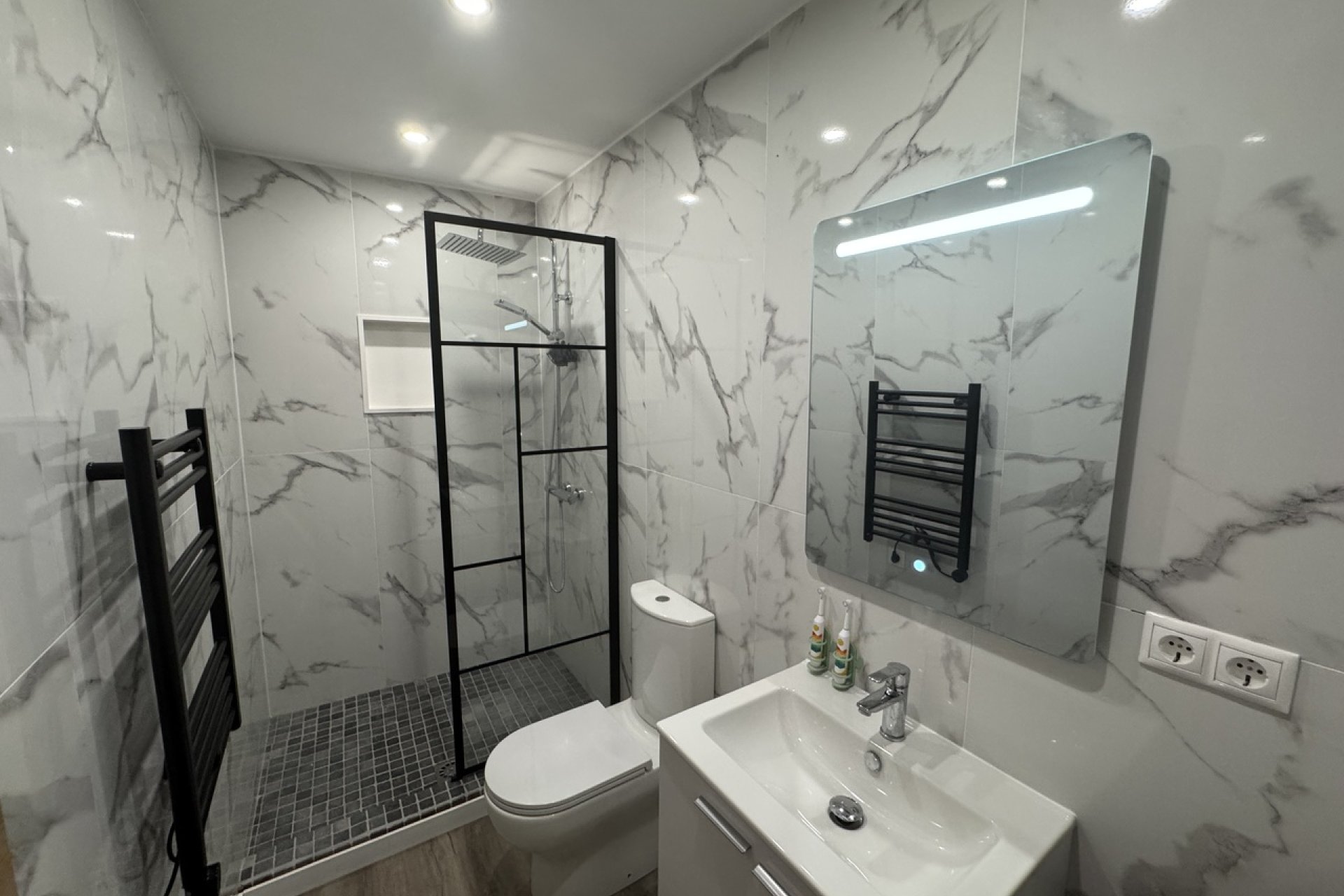 Resale - Townhouse -
San Miguel de Salinas - Inland