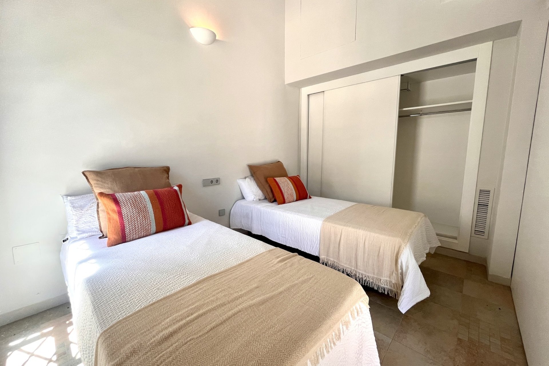 Resale - Townhouse -
Sucina - Inland