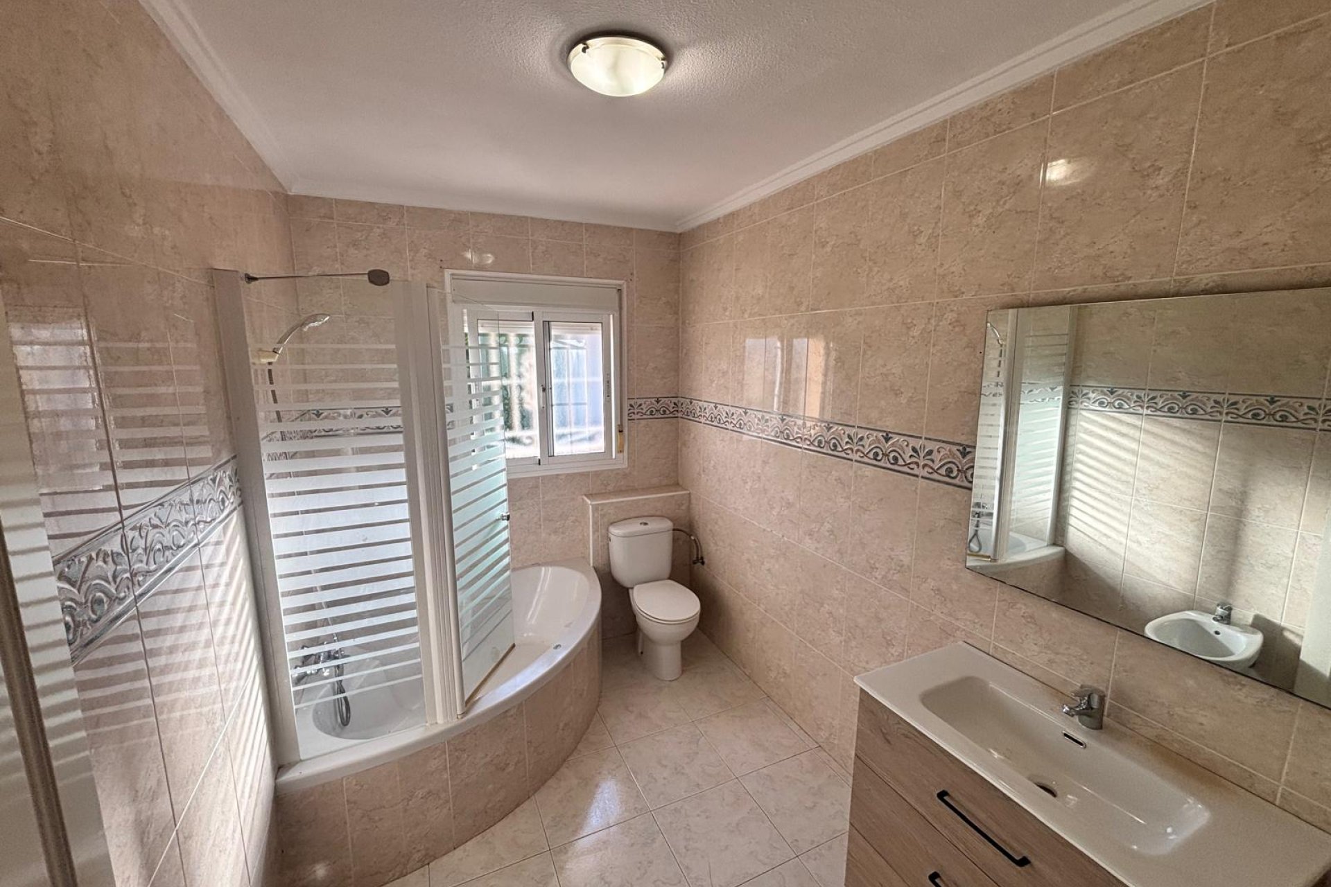Resale - Townhouse -
Urbanización Monteazul