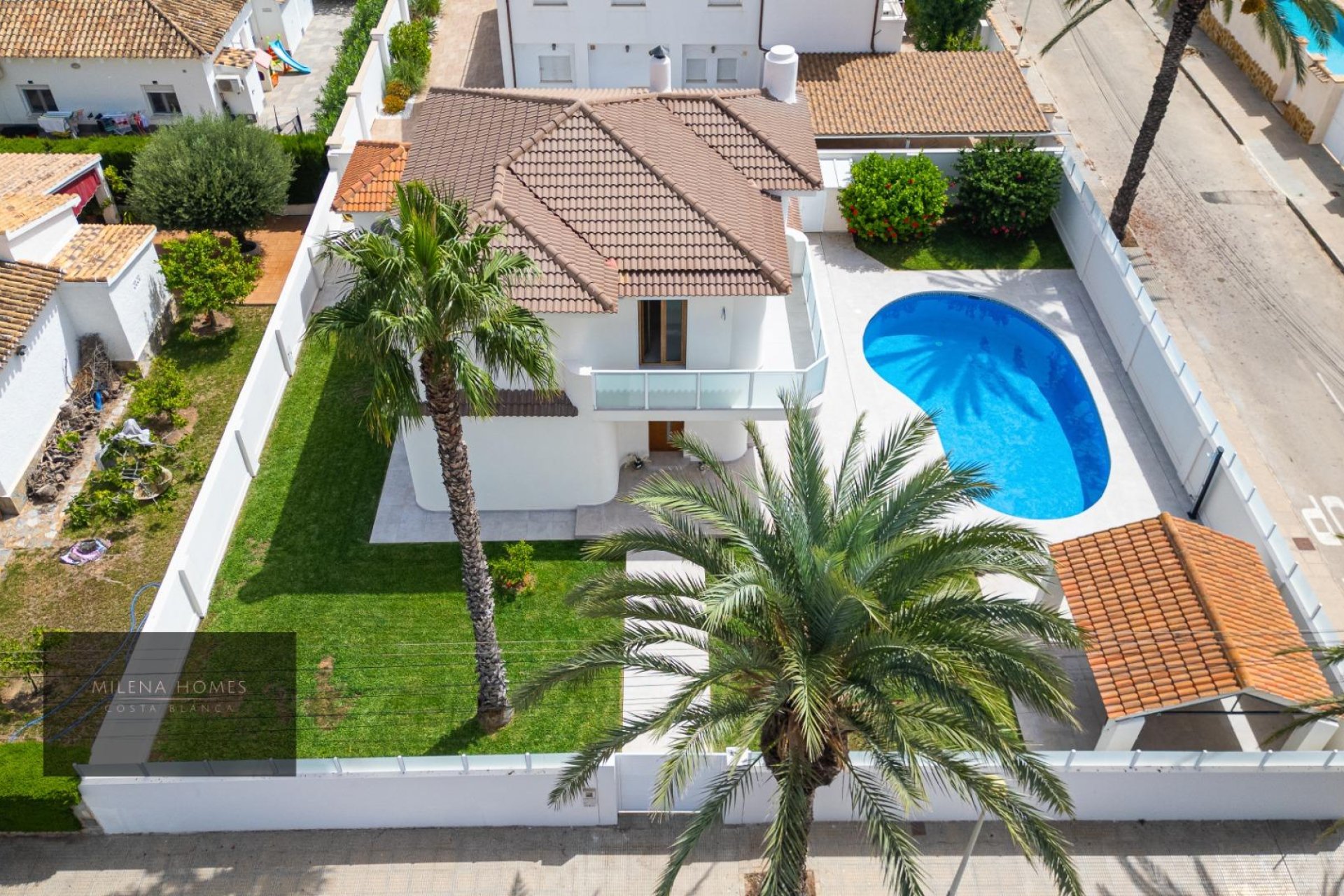 Resale - Villa -
Cabo Roig