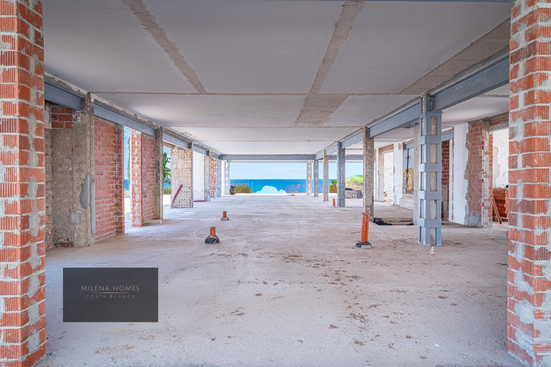 Resale - Villa -
Cabo Roig