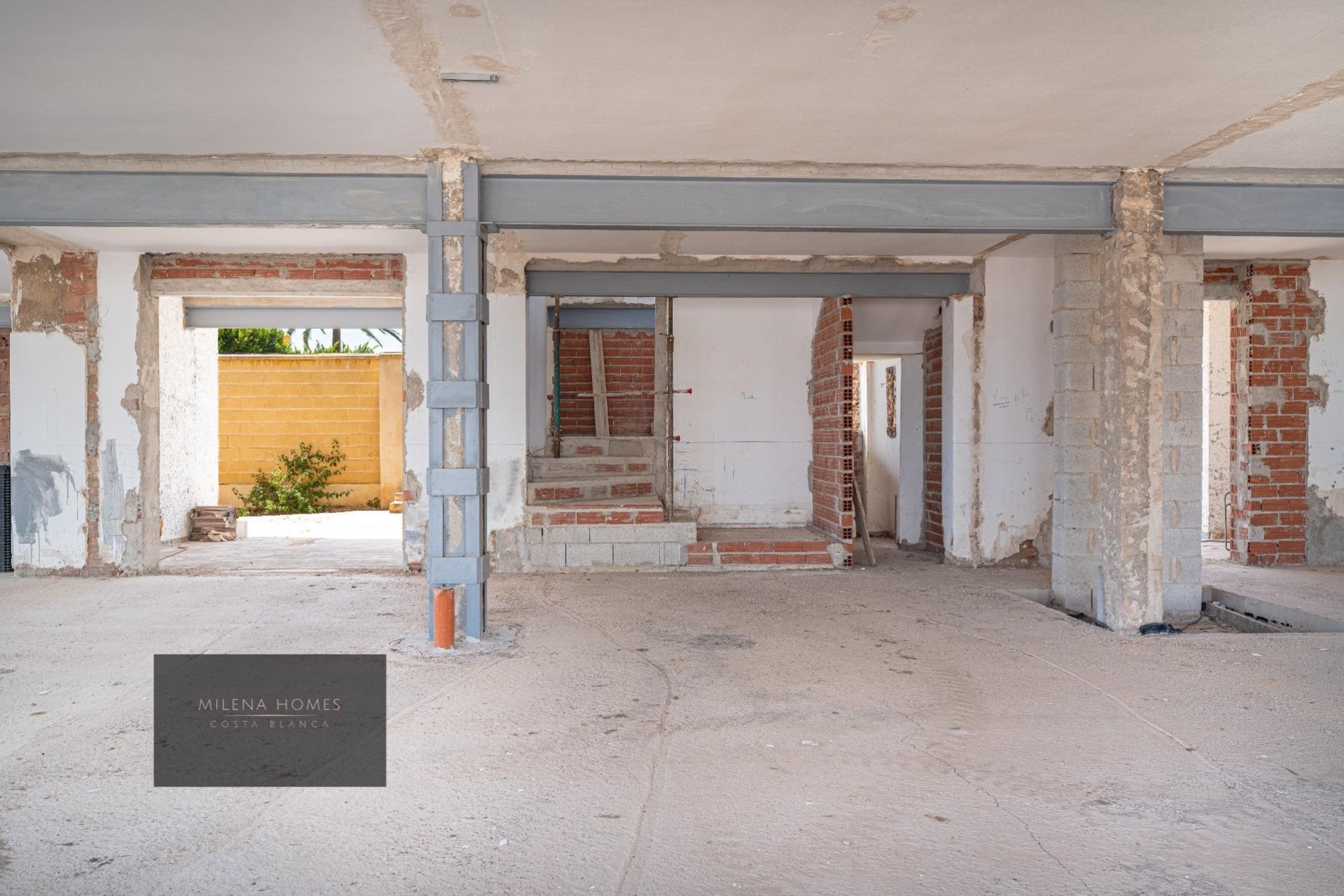 Resale - Villa -
Cabo Roig