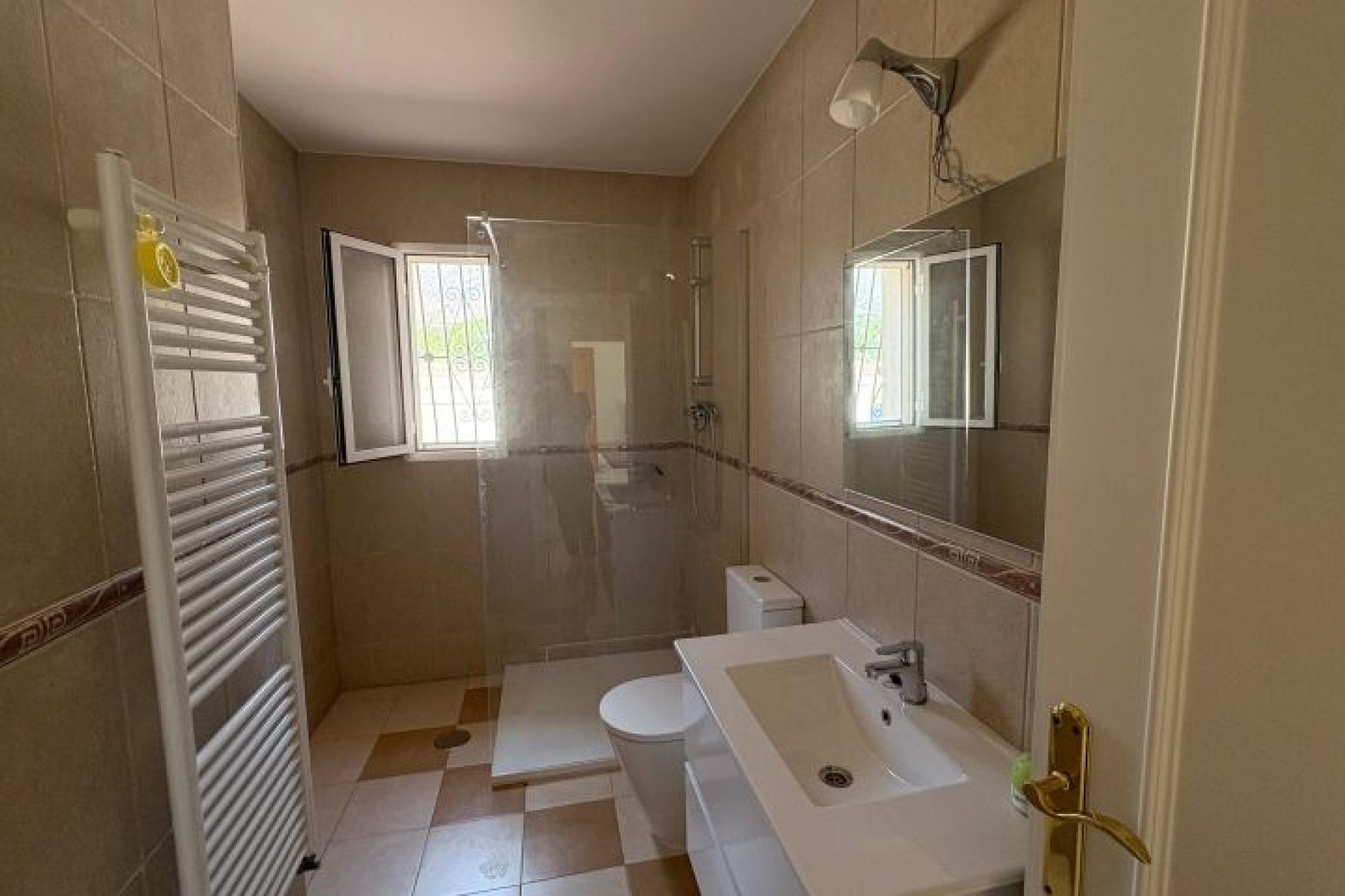 Resale - Villa -
Hondón de las Nieves - Inland