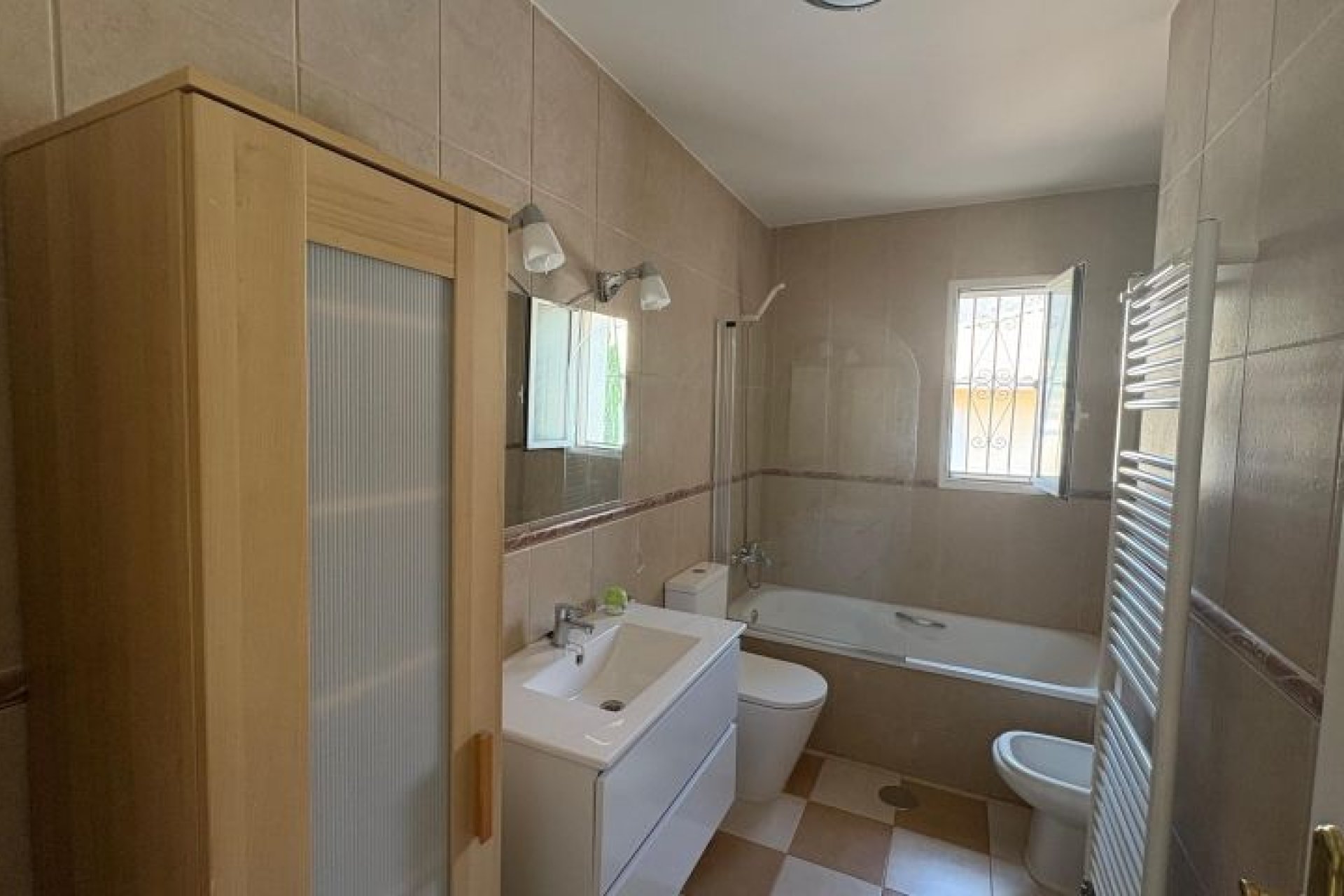 Resale - Villa -
Hondón de las Nieves - Inland
