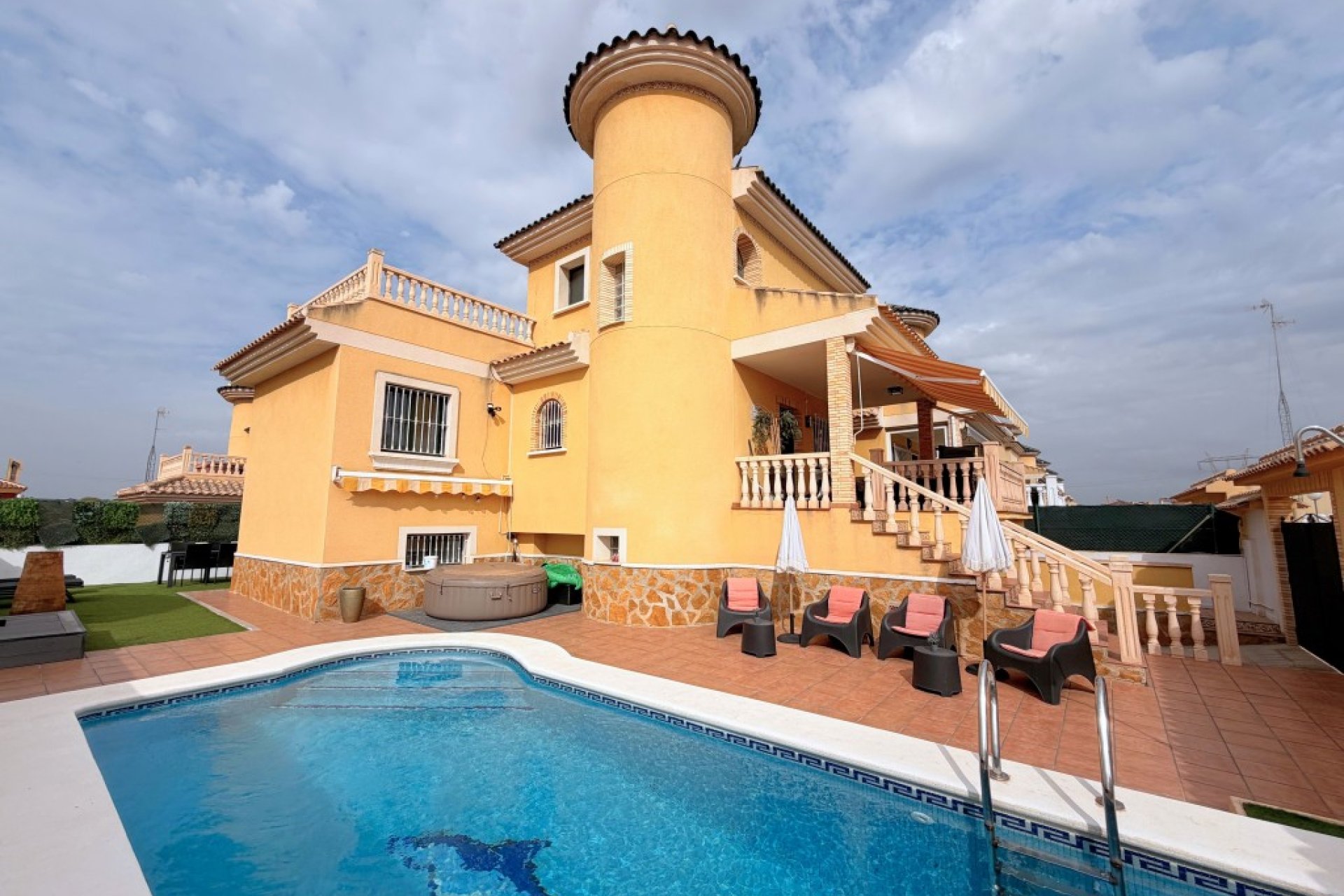 Resale - Villa -
Lo Crispin - Inland