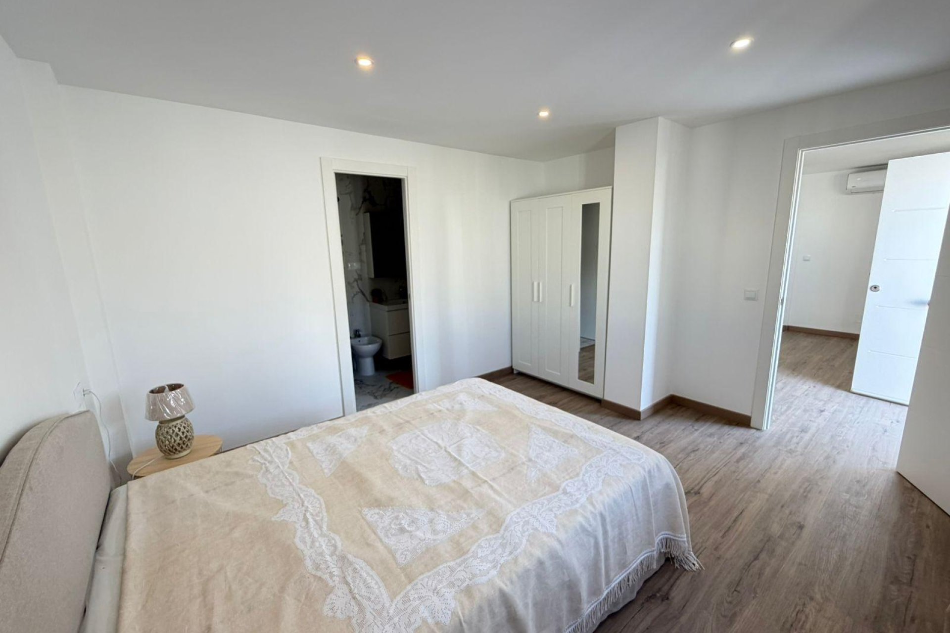Resale - Villa / Semi semi-detached -
Torrevieja - Cabo Cervera