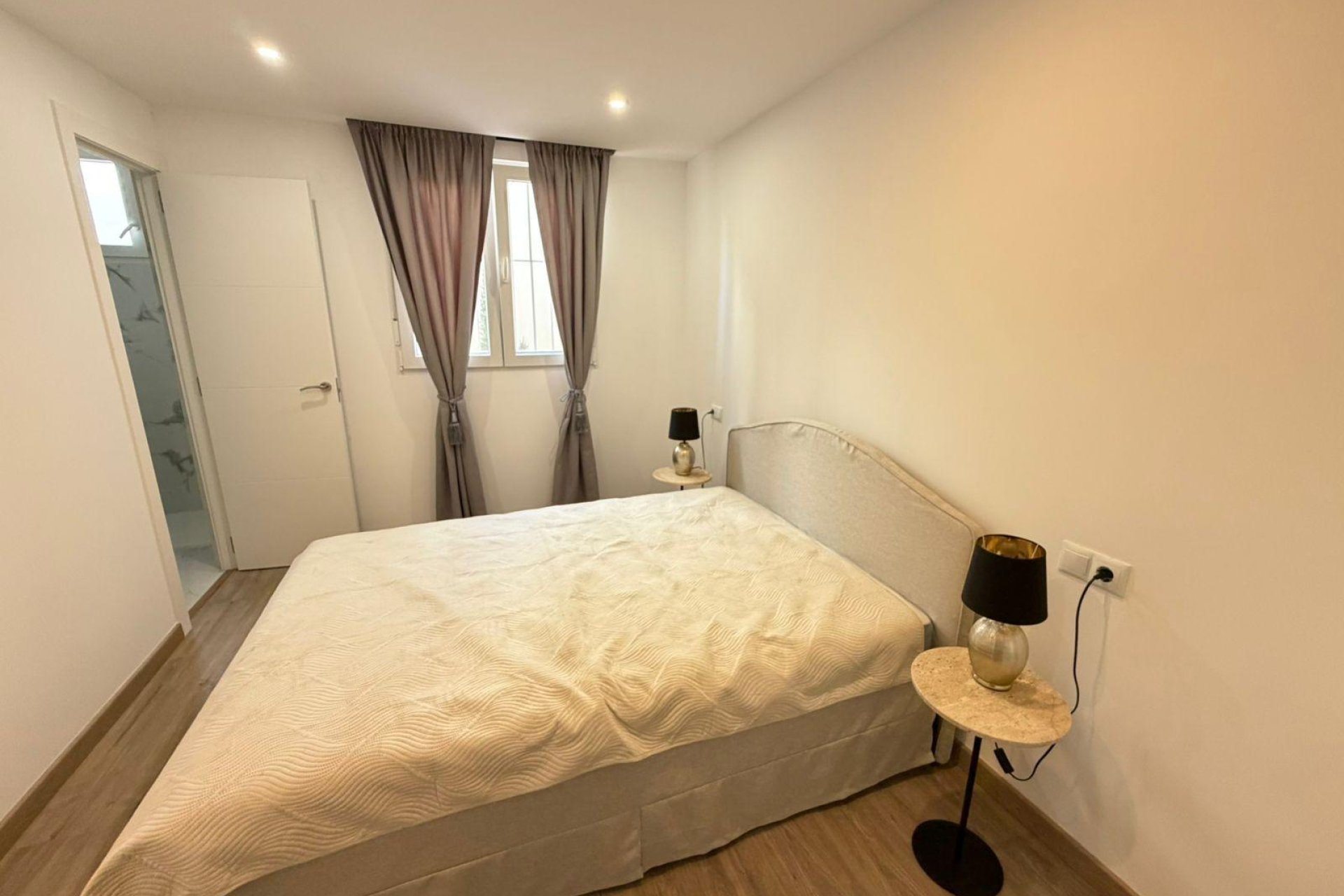 Resale - Villa / Semi semi-detached -
Torrevieja - Cabo Cervera
