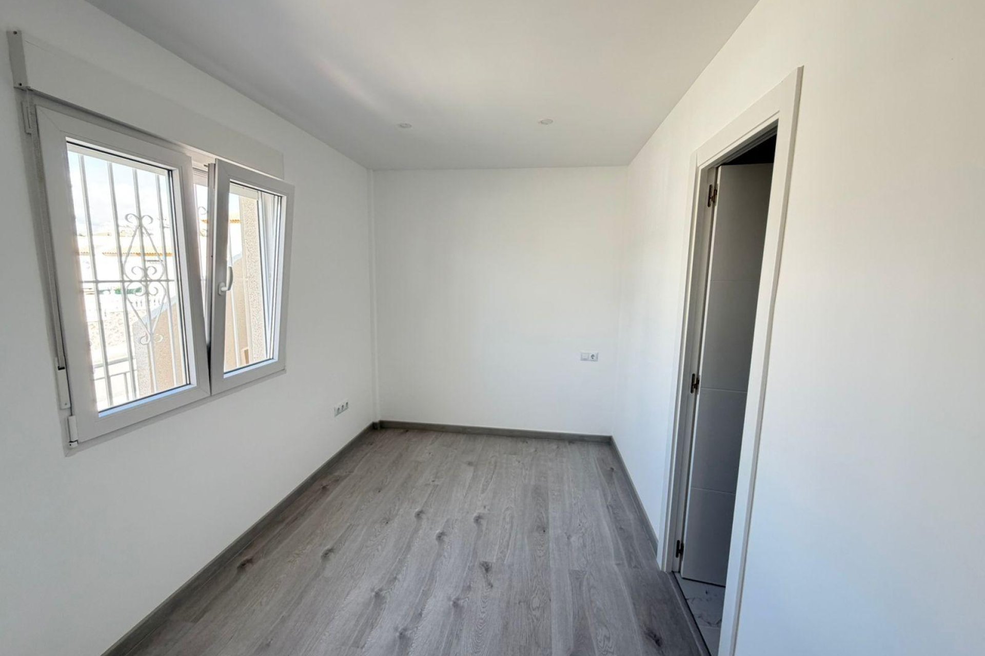 Resale - Villa / Semi semi-detached -
Torrevieja - Cabo Cervera