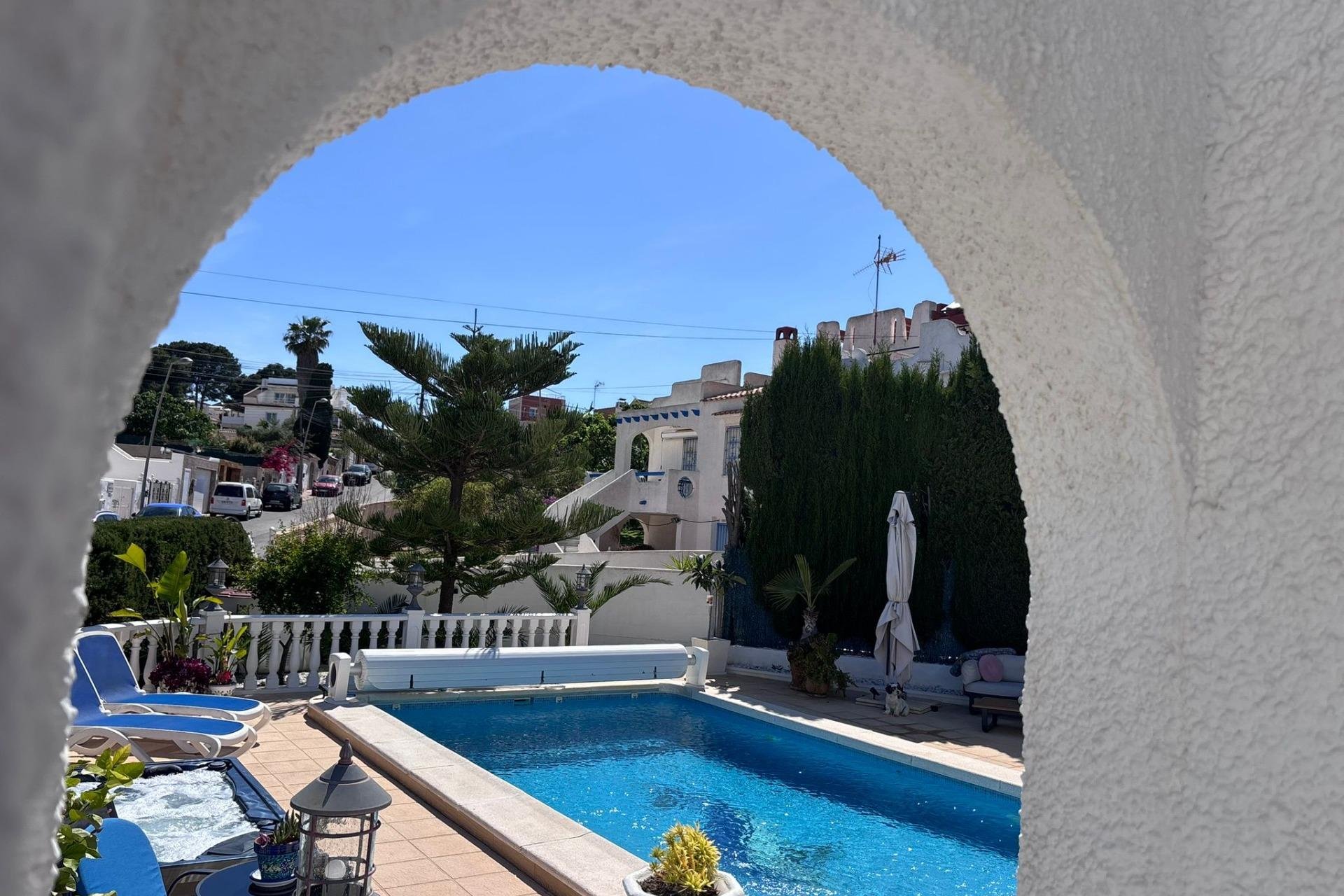 Resale - Villa / Semi semi-detached -
Torrevieja - Los Balcones